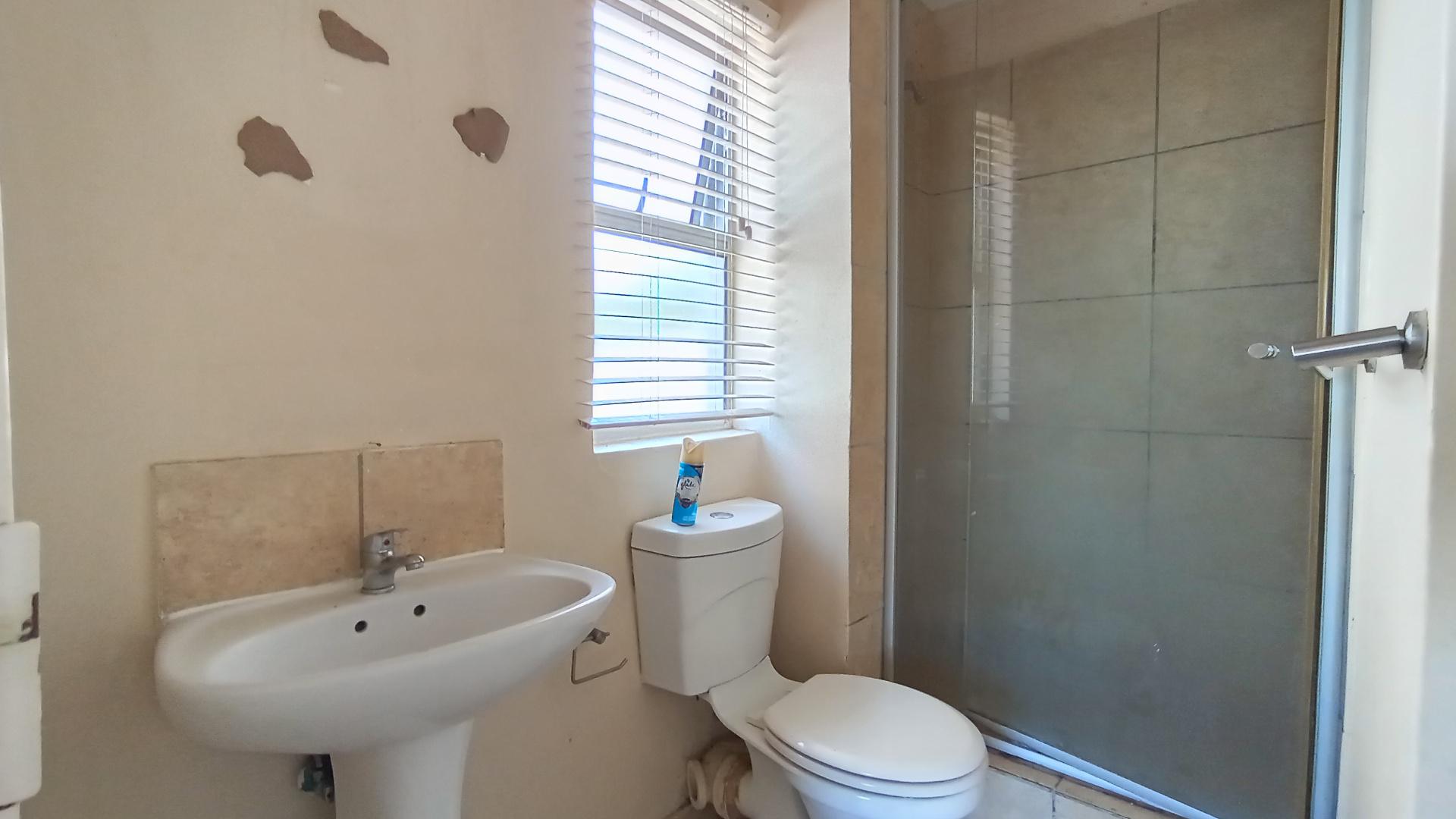 Main Bathroom - 4 square meters of property in Chase Valley