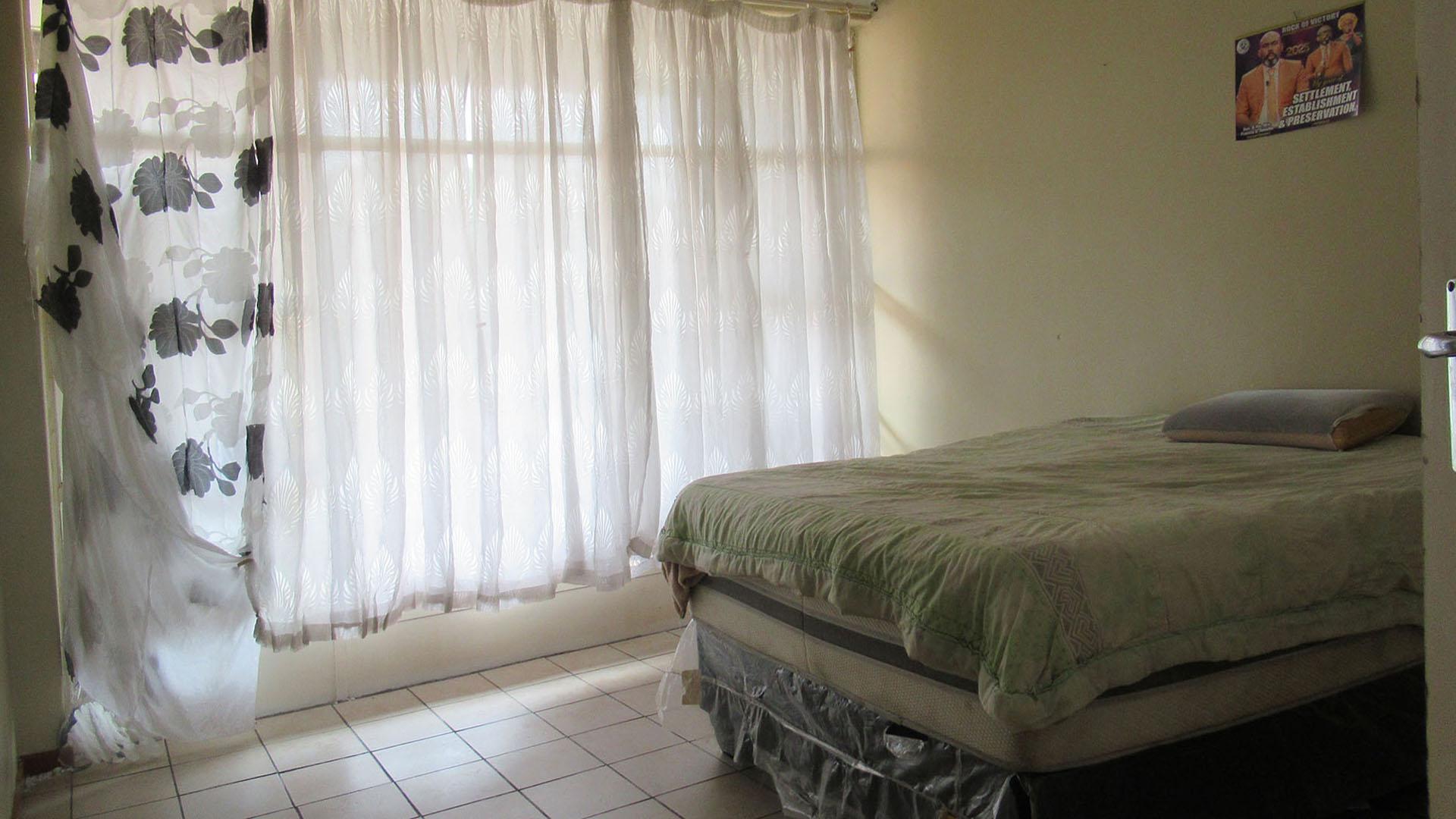 Bed Room 1 - 74 square meters of property in Florida