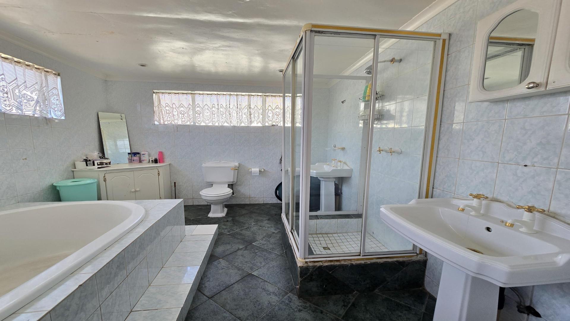 Bathroom 1 of property in Turffontein