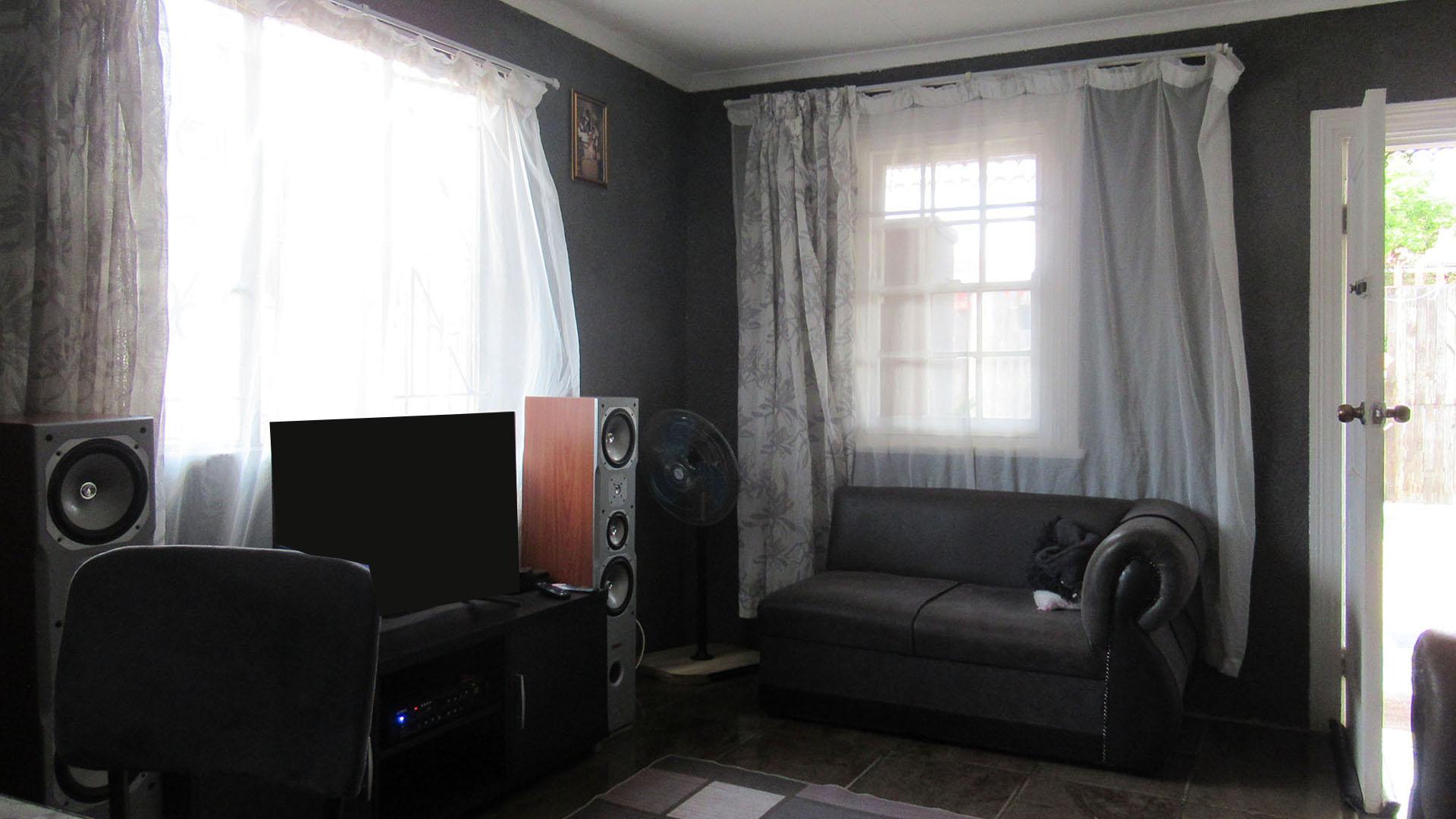 Lounges - 30 square meters of property in Turffontein