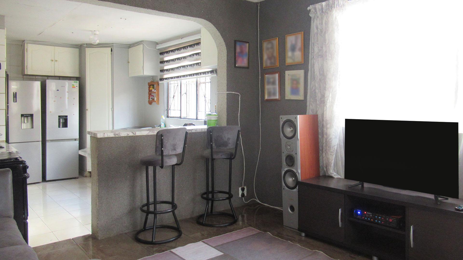 Lounges - 30 square meters of property in Turffontein