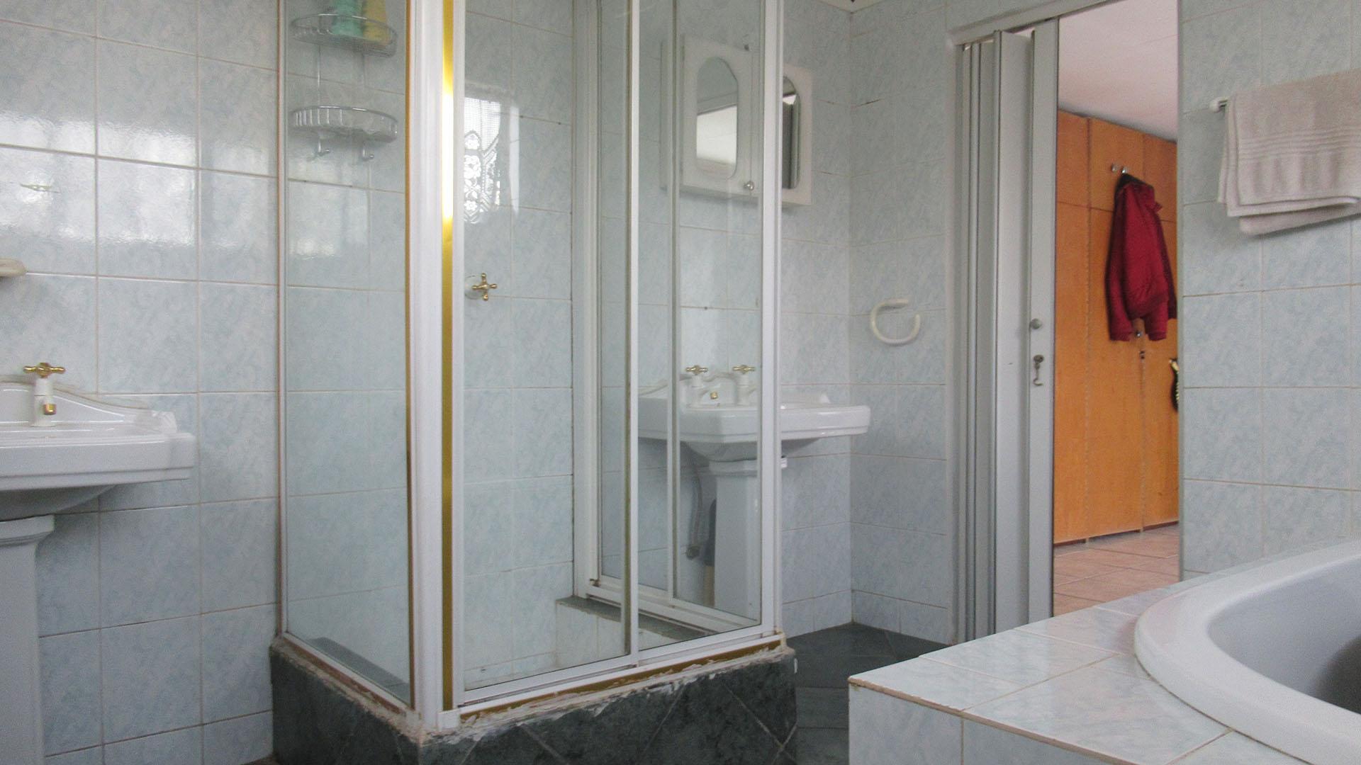 Main Bathroom of property in Turffontein