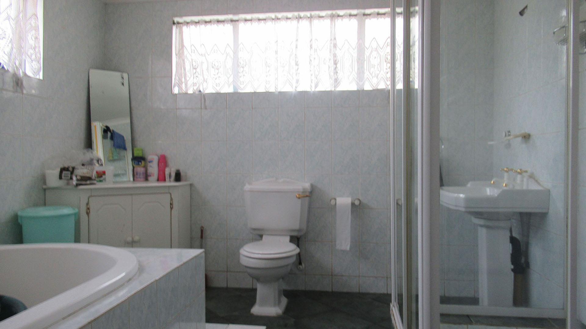 Main Bathroom of property in Turffontein