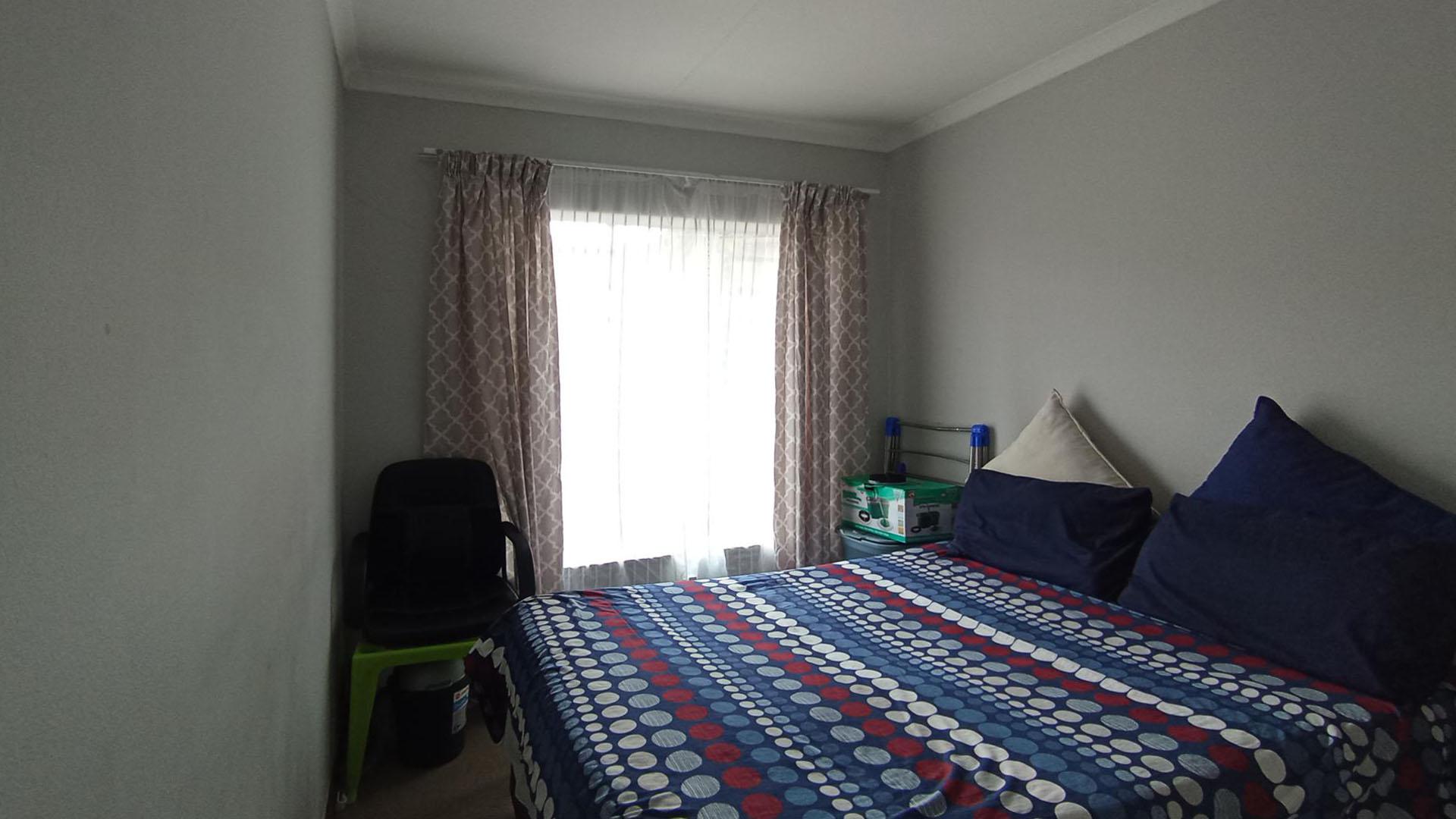 Bed Room 1 - 10 square meters of property in Willow Park Manor