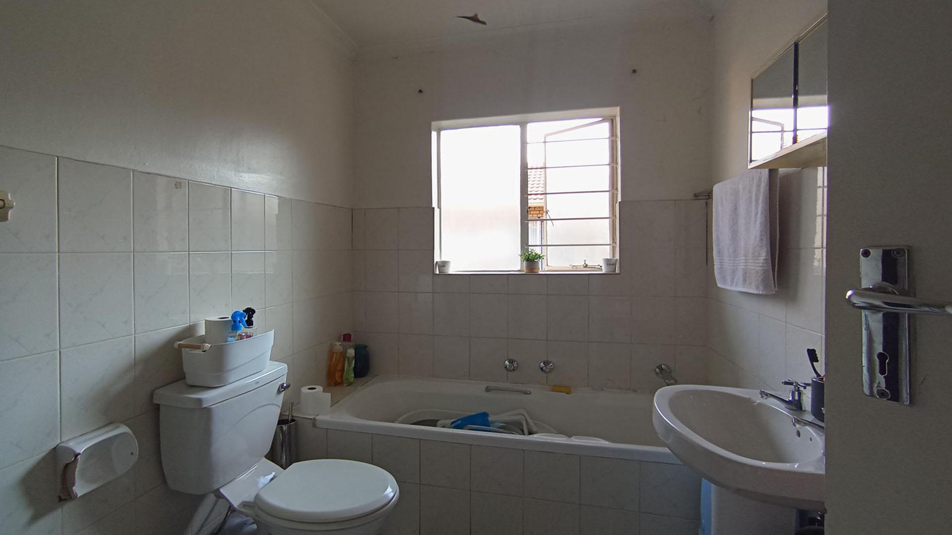 Bathroom 1 - 7 square meters of property in Willow Park Manor