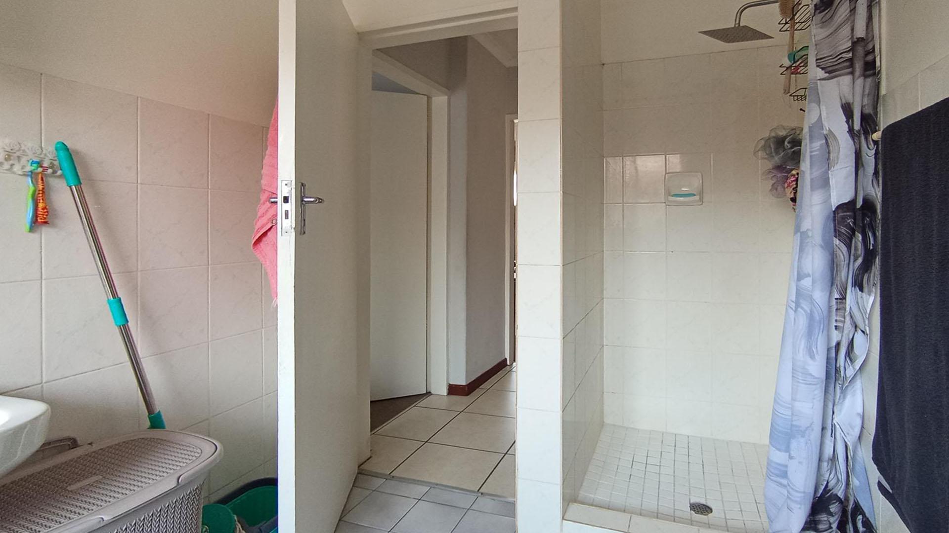 Bathroom 1 - 7 square meters of property in Willow Park Manor