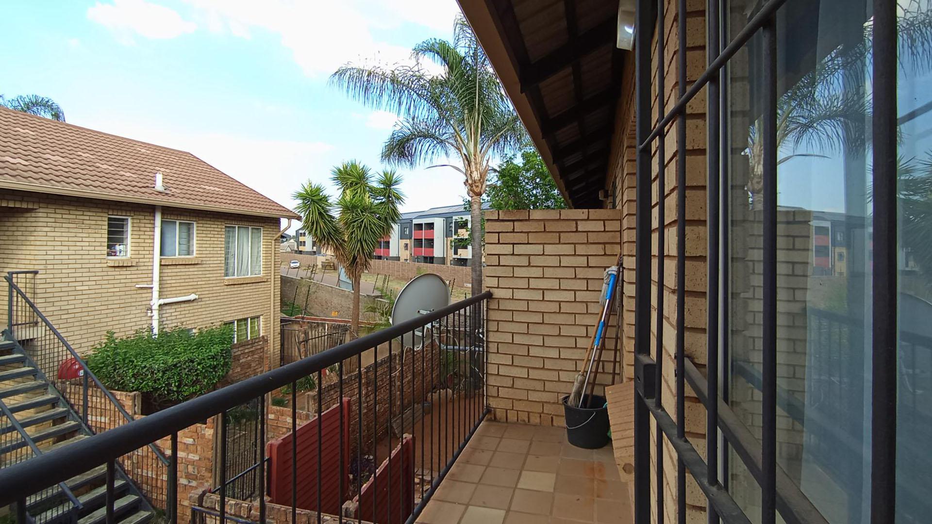Balcony - 4 square meters of property in Willow Park Manor