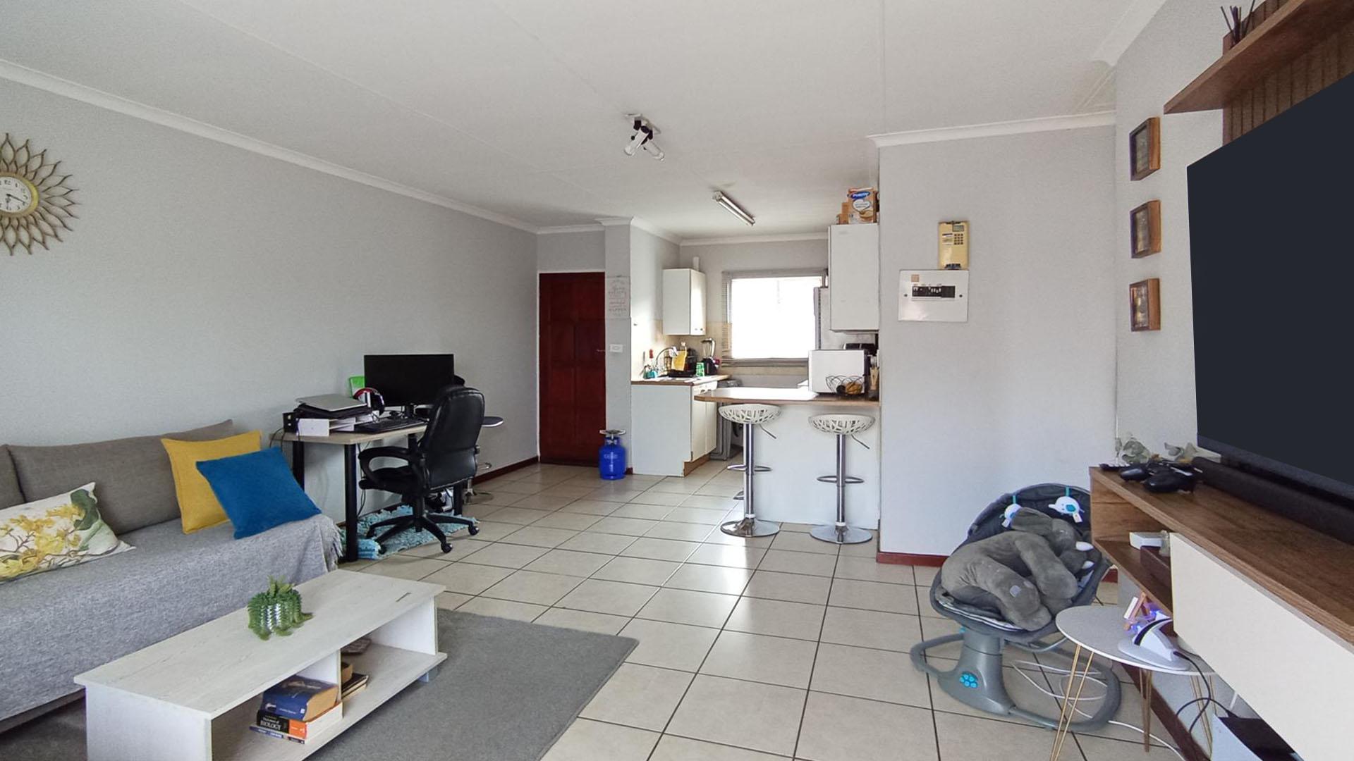 Lounges - 21 square meters of property in Willow Park Manor