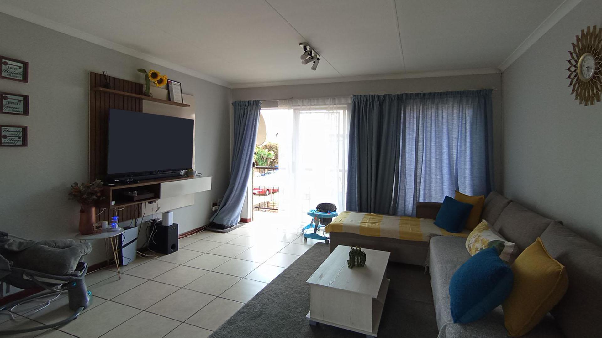 Lounges - 21 square meters of property in Willow Park Manor