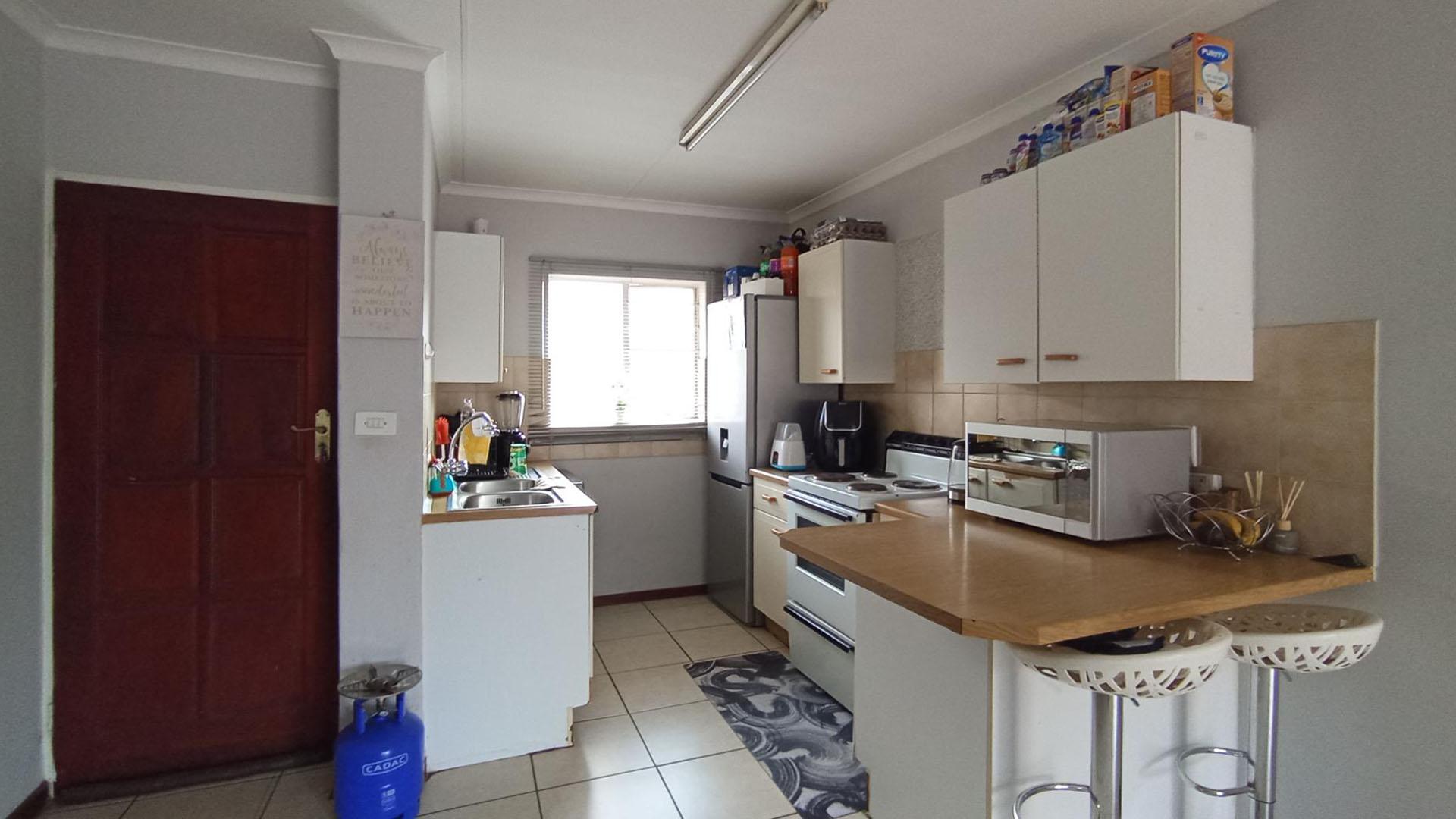 Kitchen - 11 square meters of property in Willow Park Manor