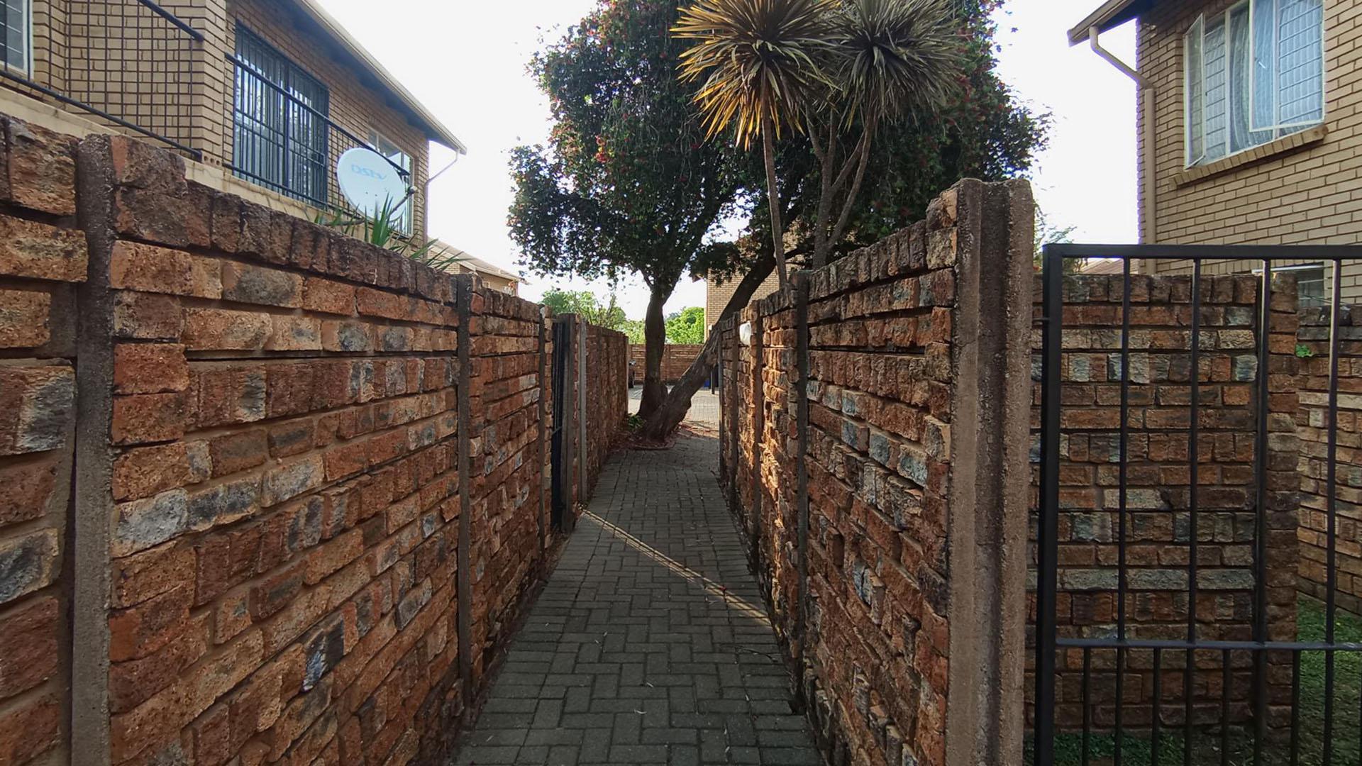 Front View of property in Willow Park Manor