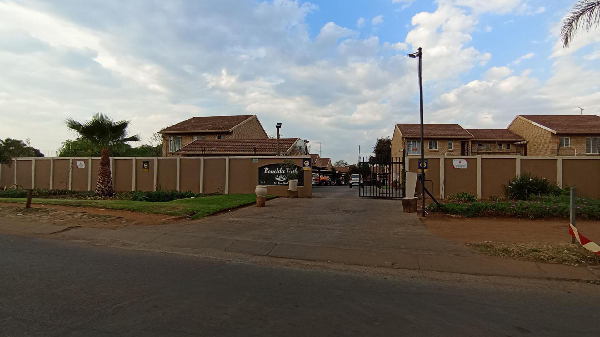 Front View of property in Willow Park Manor