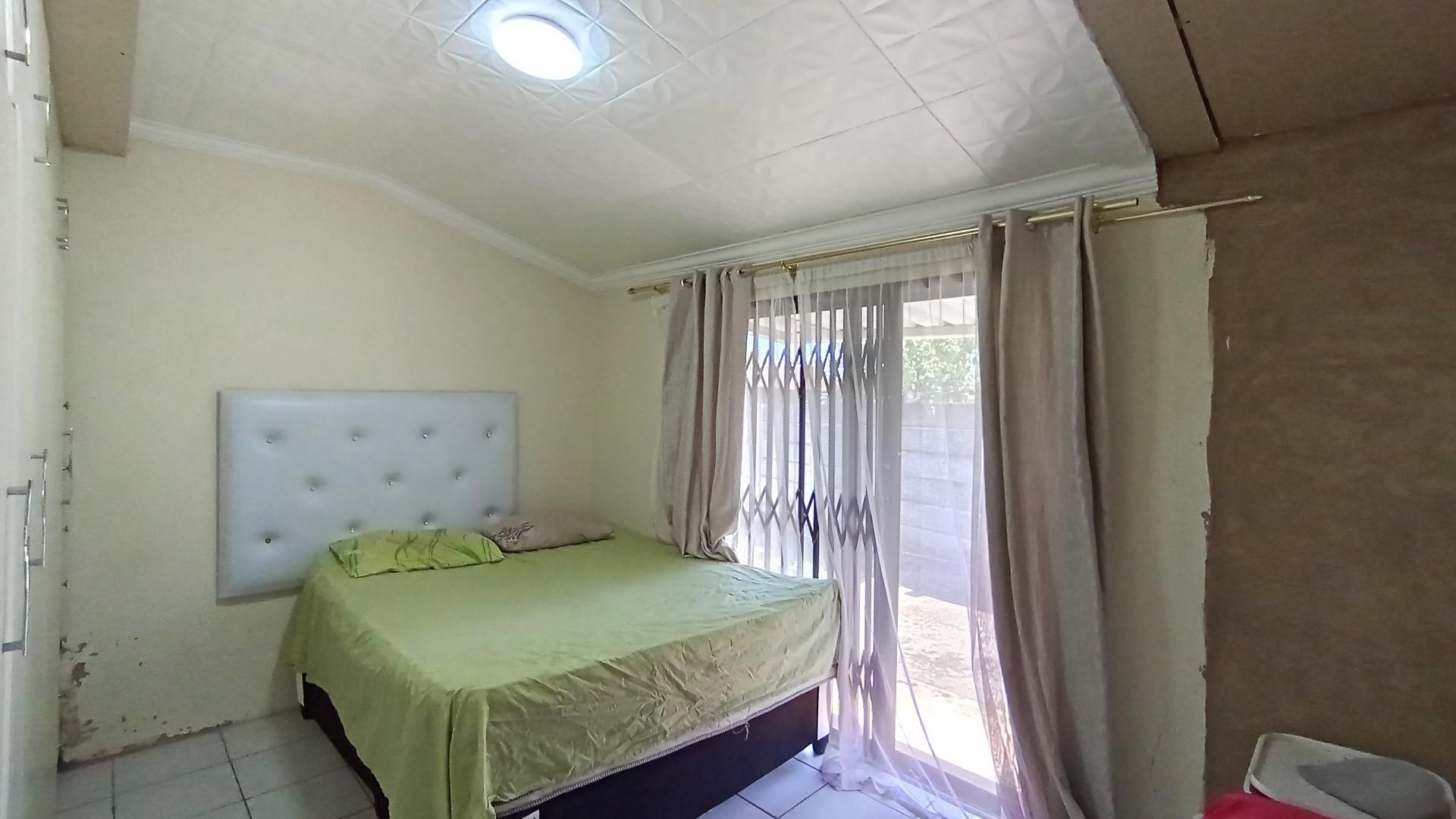 Bed Room 1 - 14 square meters of property in Woodlands - PMB