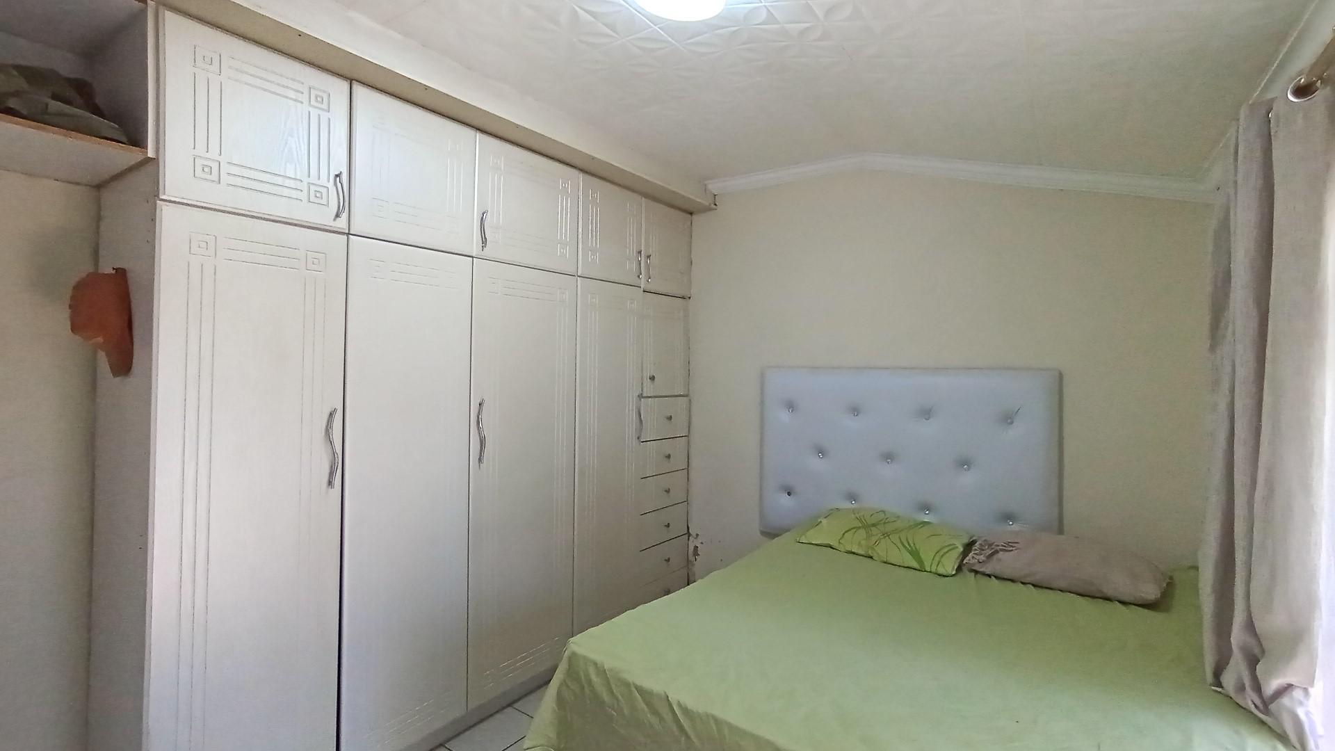 Bed Room 1 - 14 square meters of property in Woodlands - PMB