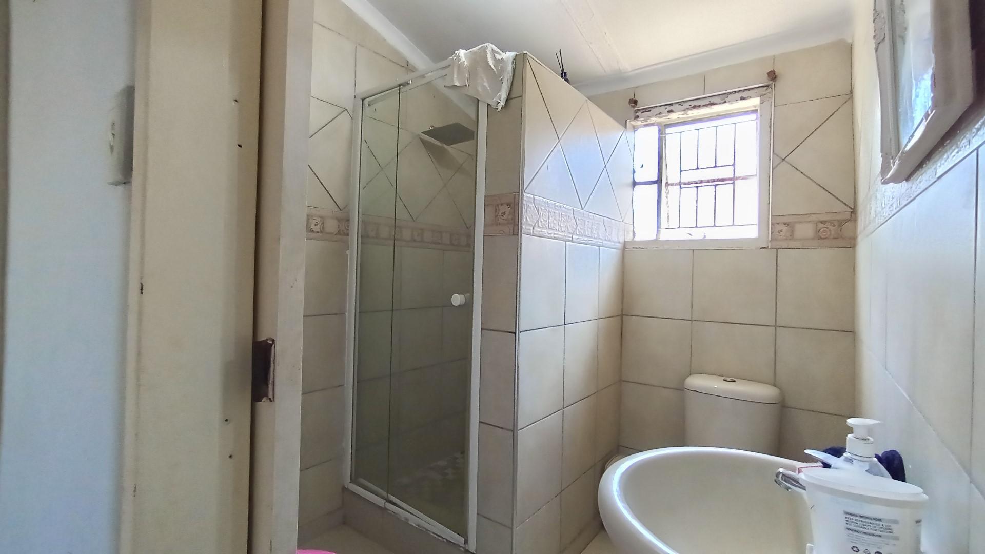 Bathroom 1 - 5 square meters of property in Woodlands - PMB