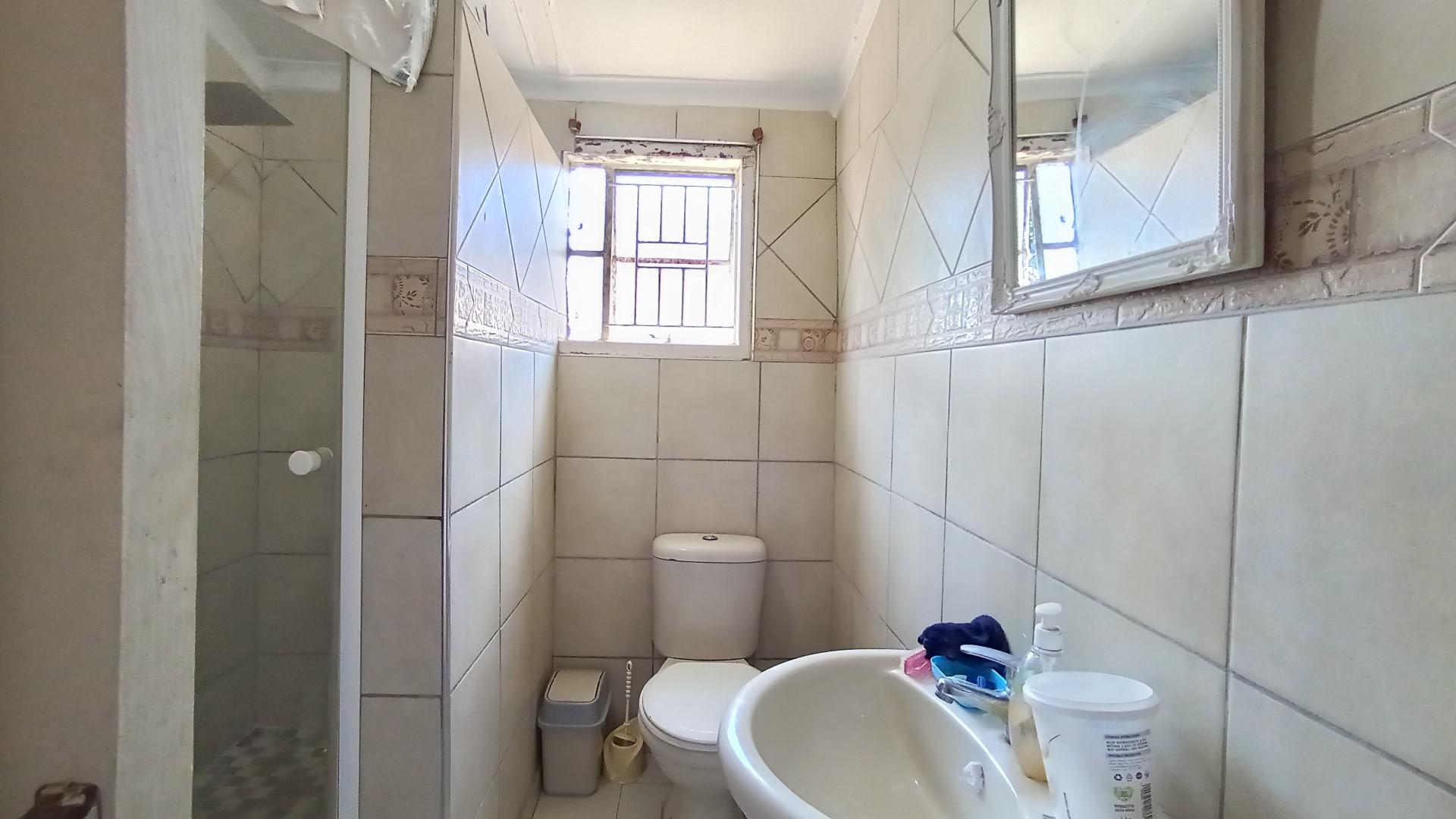 Bathroom 1 - 5 square meters of property in Woodlands - PMB
