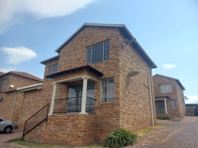 3 Bedroom Simplex for Sale For Sale in South Crest - MR695339