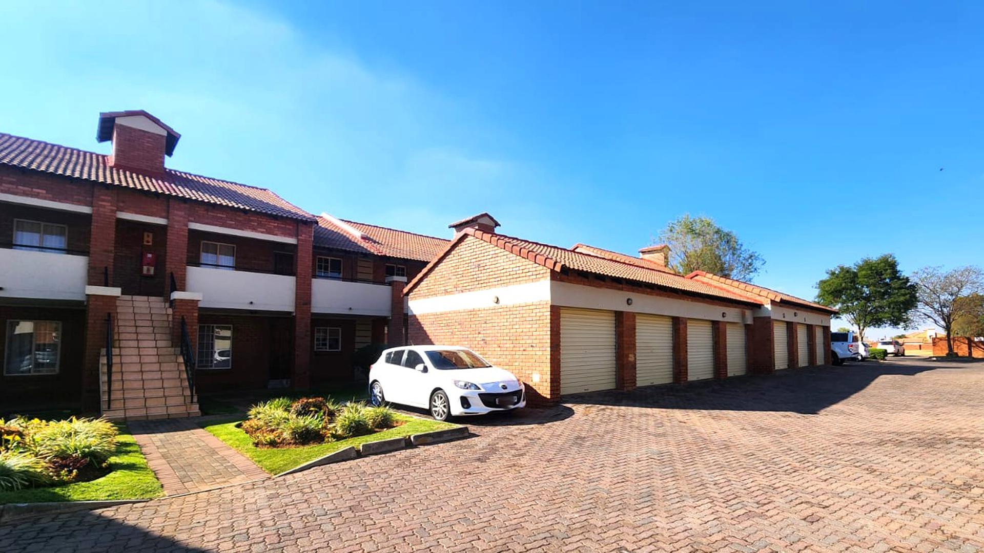 Front View of property in Mooikloof Ridge