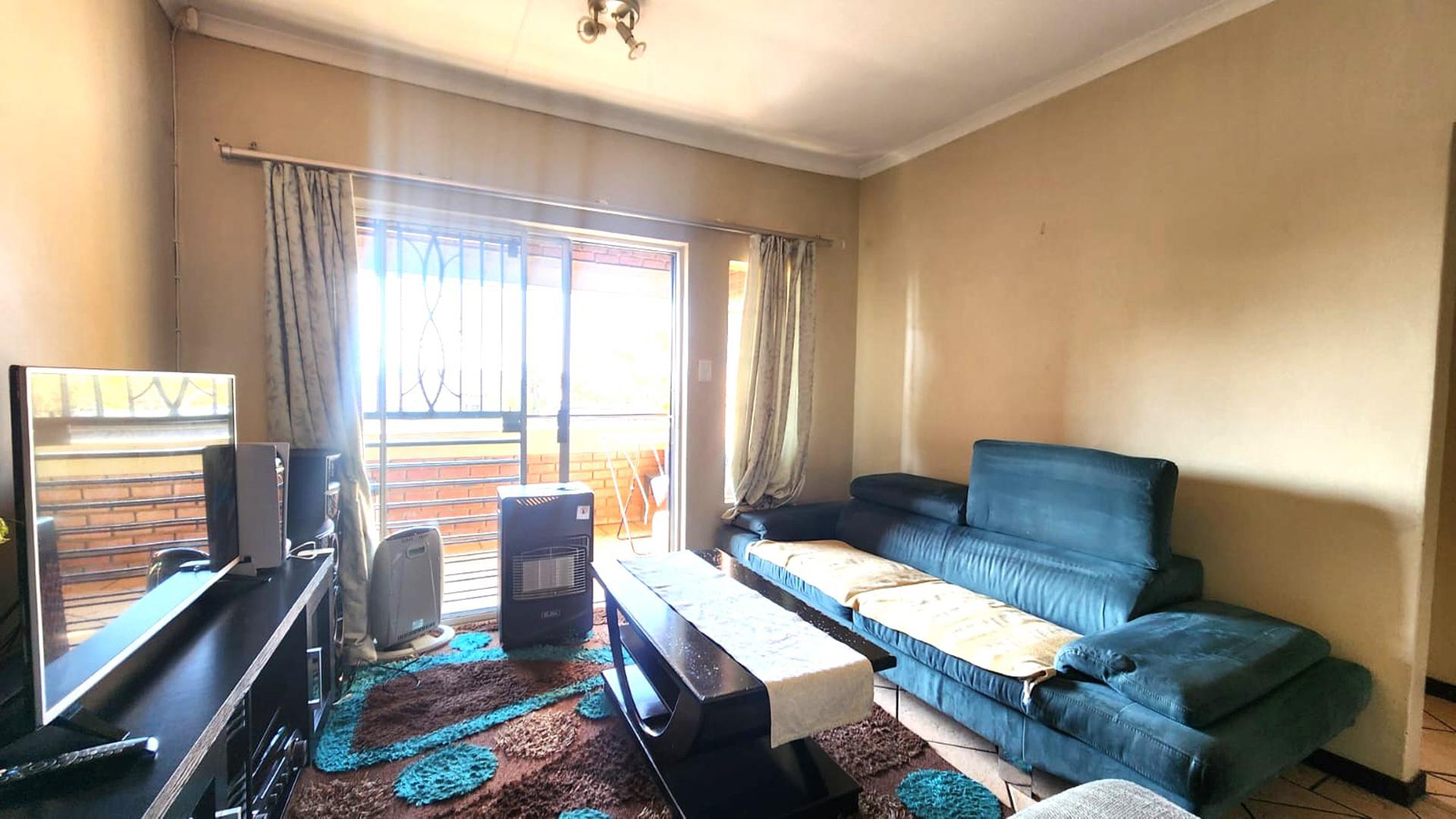 Lounges of property in Mooikloof Ridge