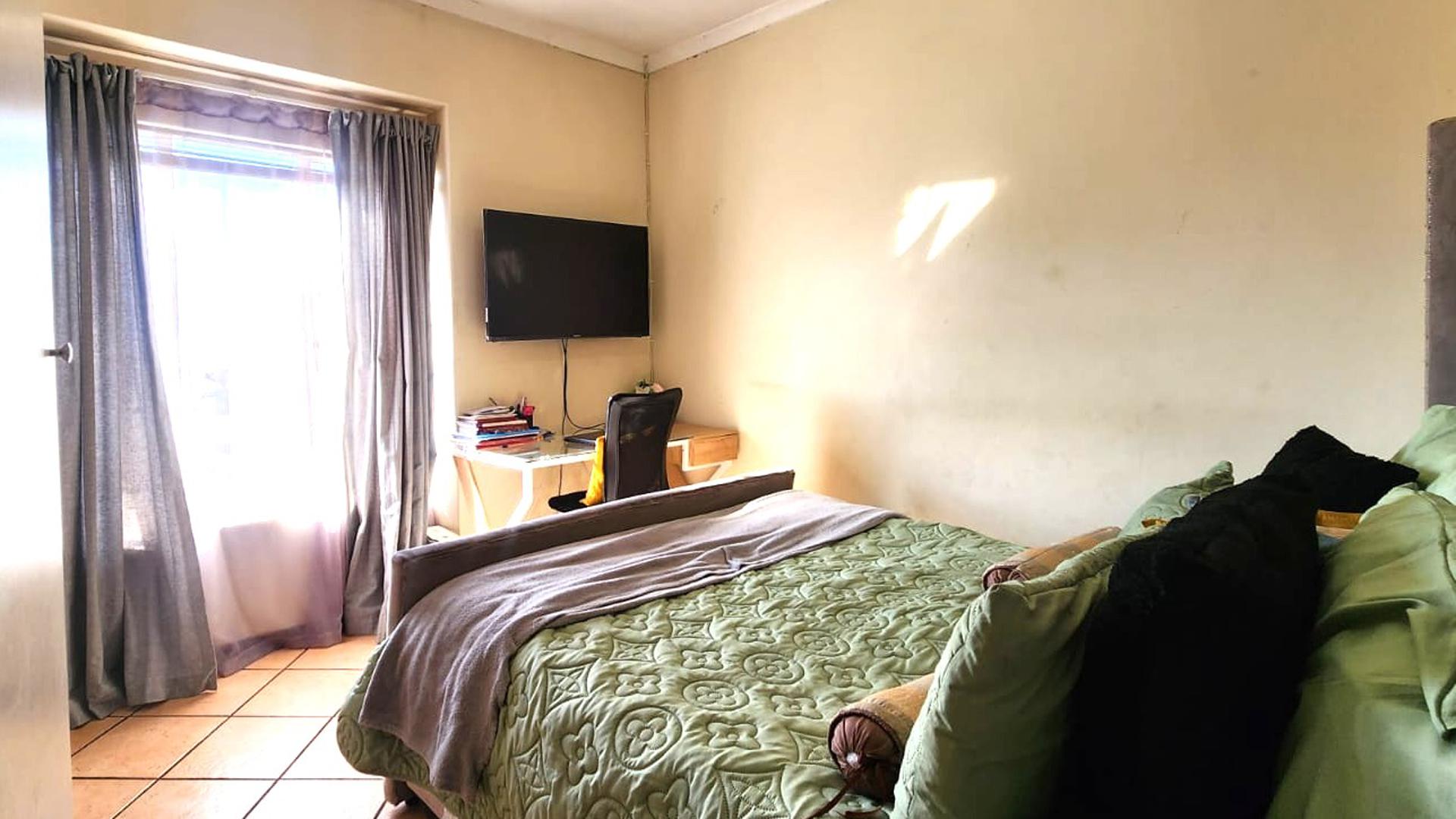 Bed Room 1 of property in Mooikloof Ridge