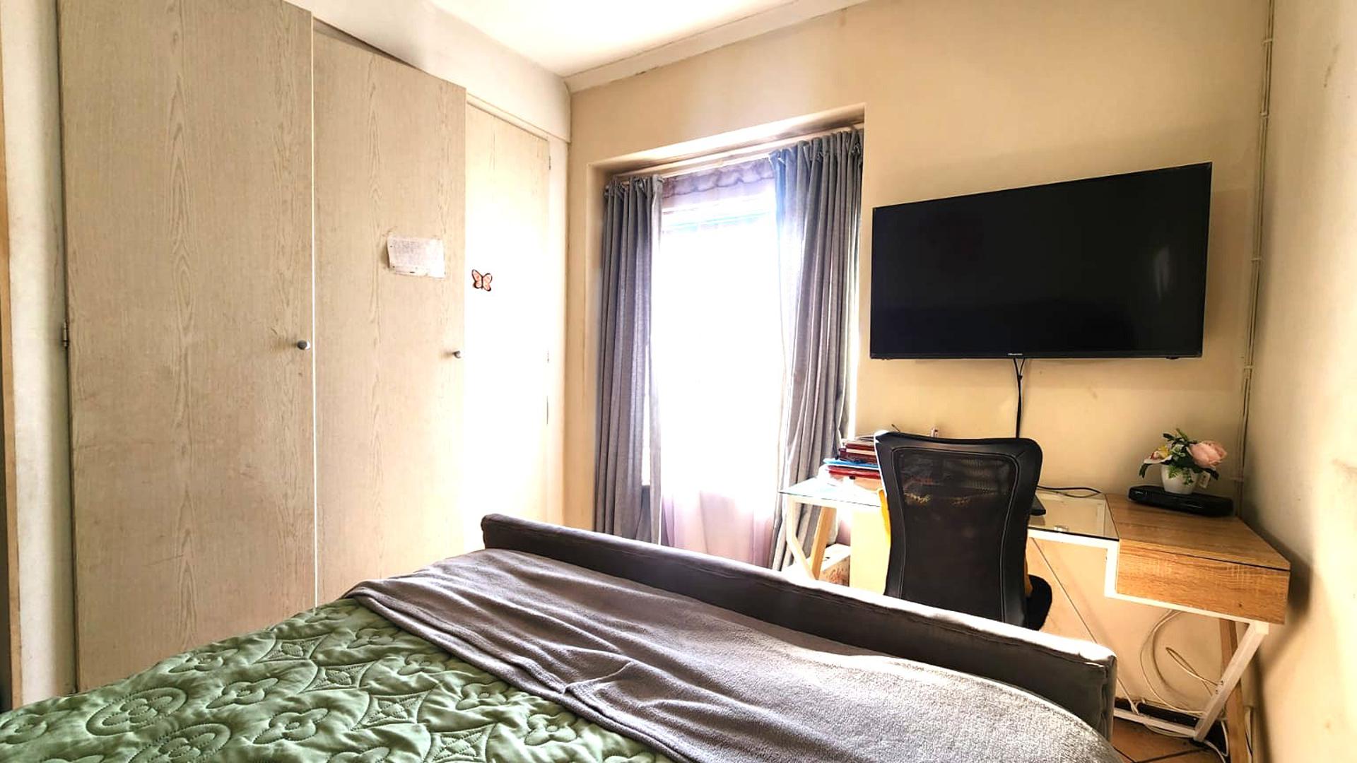 Bed Room 1 of property in Mooikloof Ridge