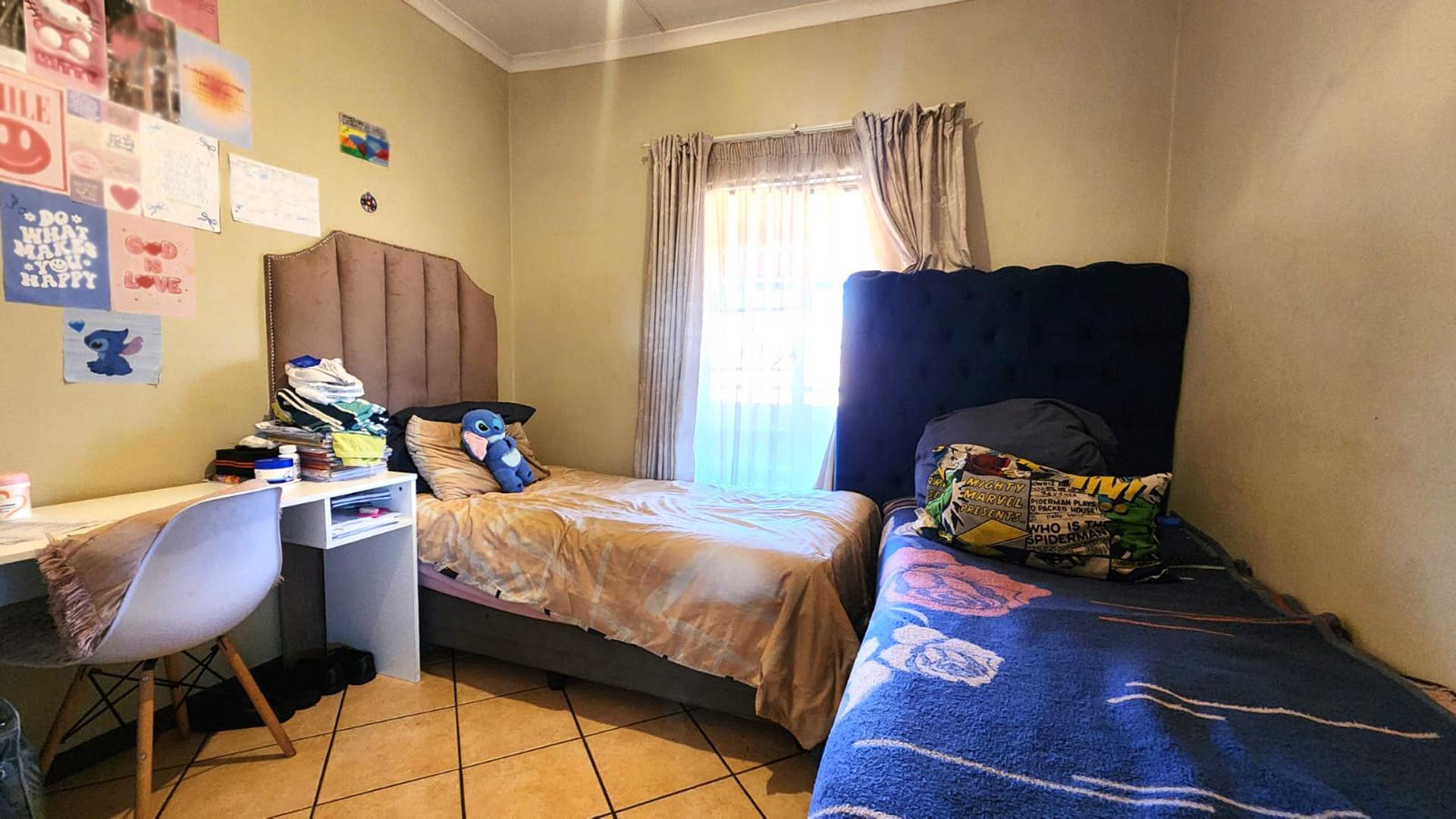 Bed Room 2 of property in Mooikloof Ridge