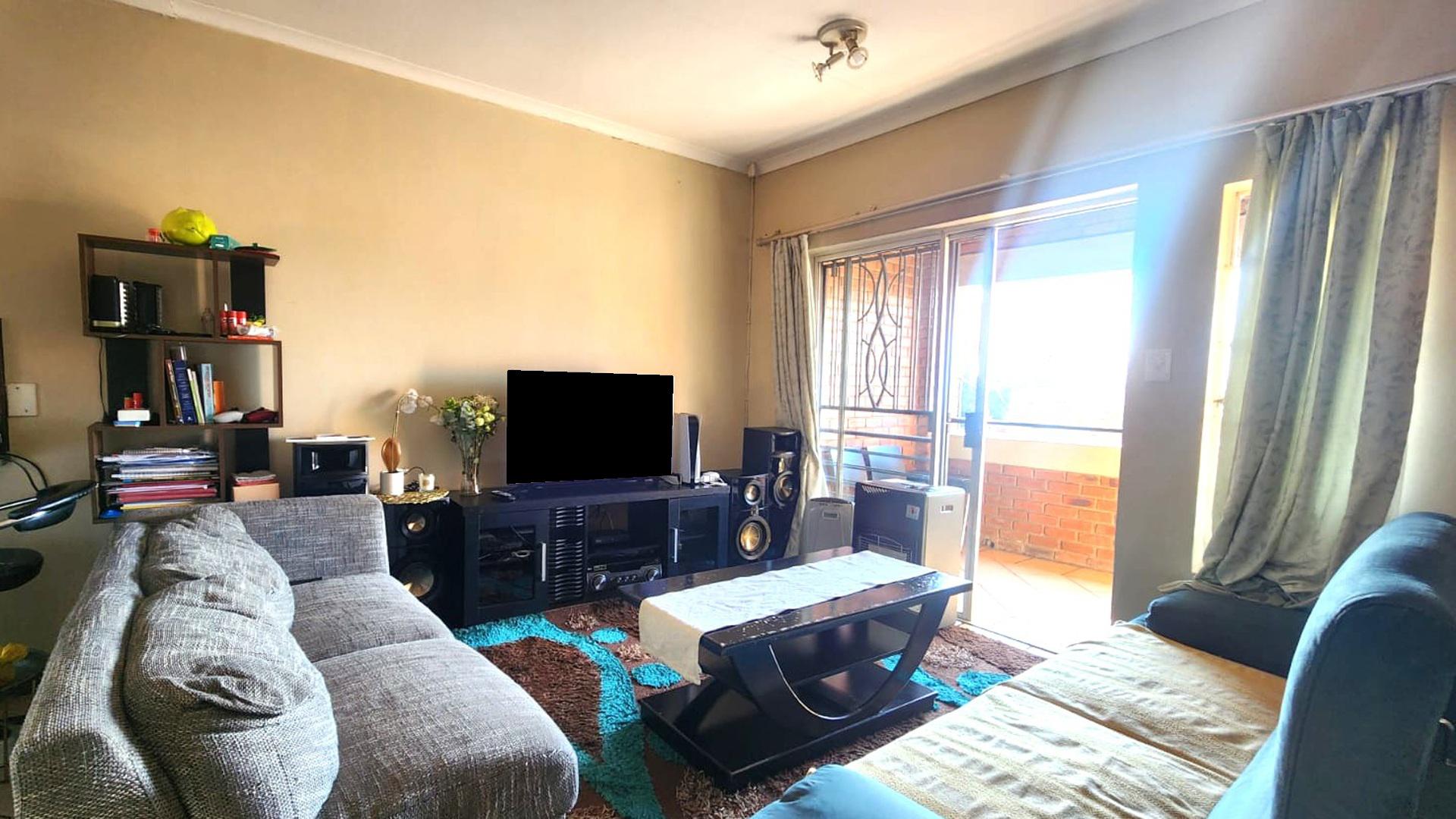 Lounges of property in Mooikloof Ridge