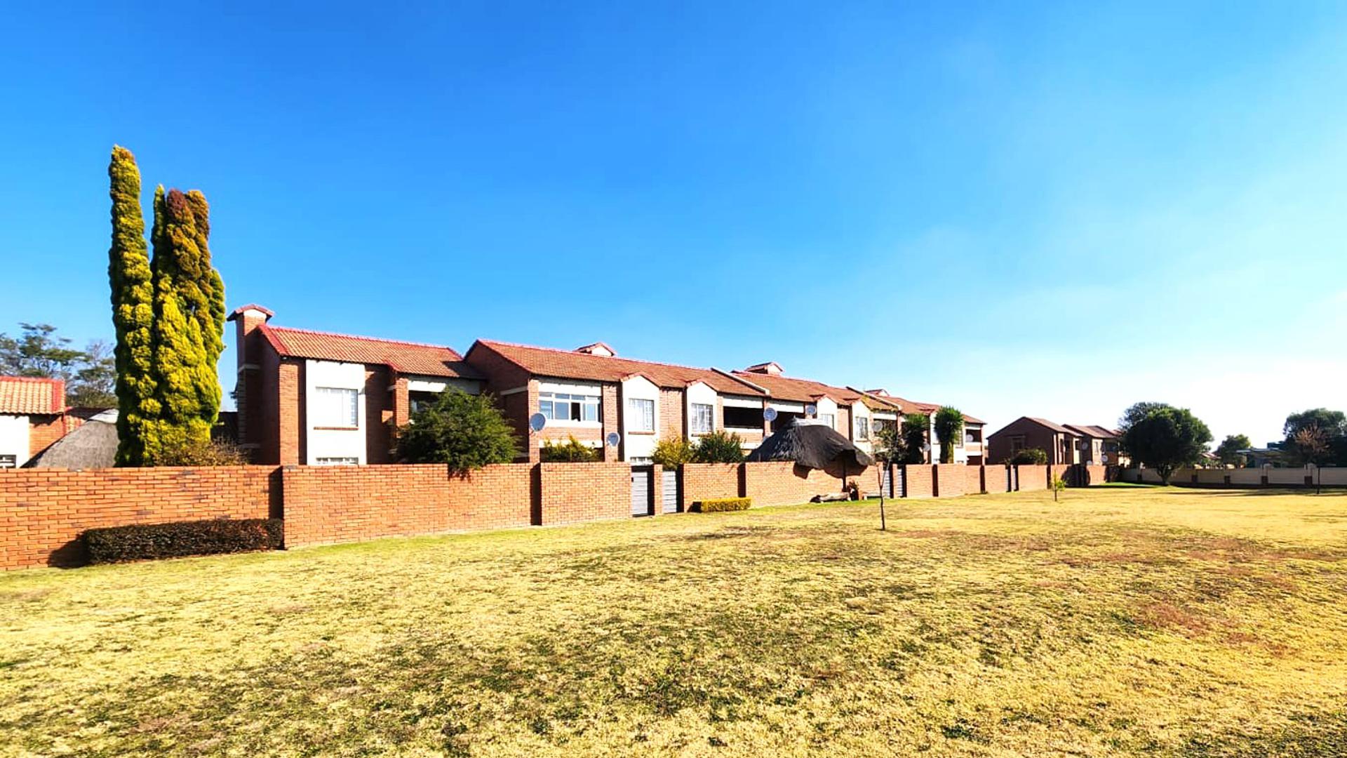 Front View of property in Mooikloof Ridge