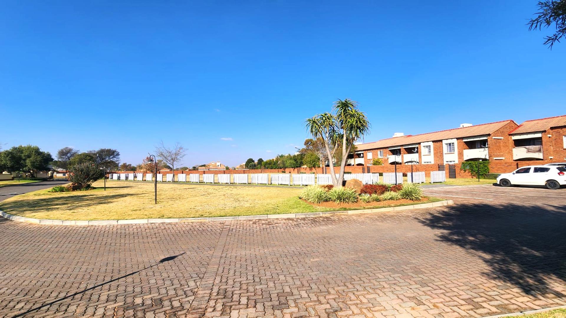 Front View of property in Mooikloof Ridge