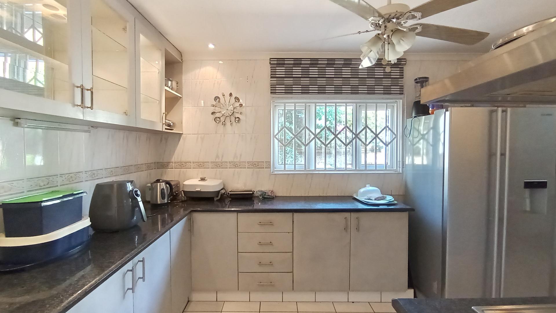 Kitchen - 12 square meters of property in Amanzimtoti 