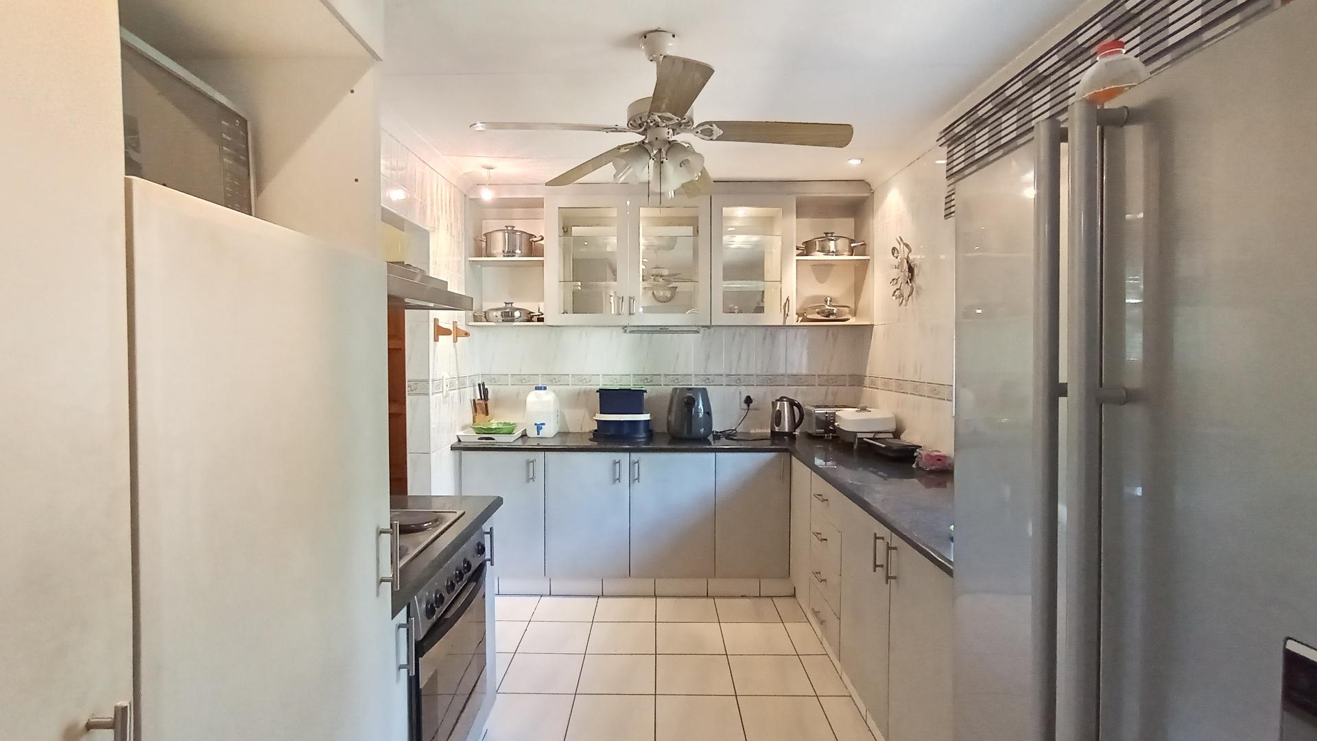 Kitchen - 12 square meters of property in Amanzimtoti 