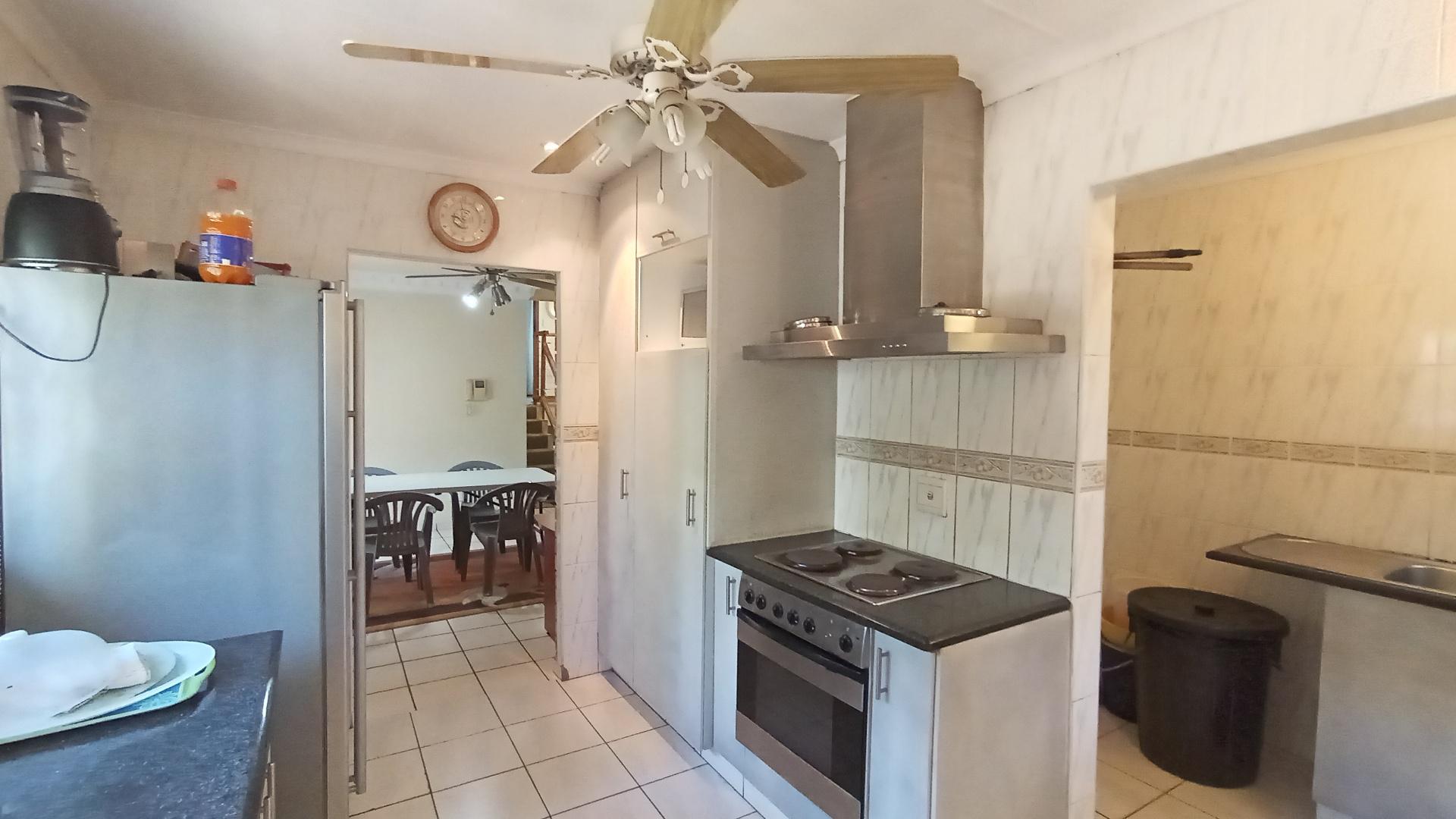 Kitchen - 12 square meters of property in Amanzimtoti 