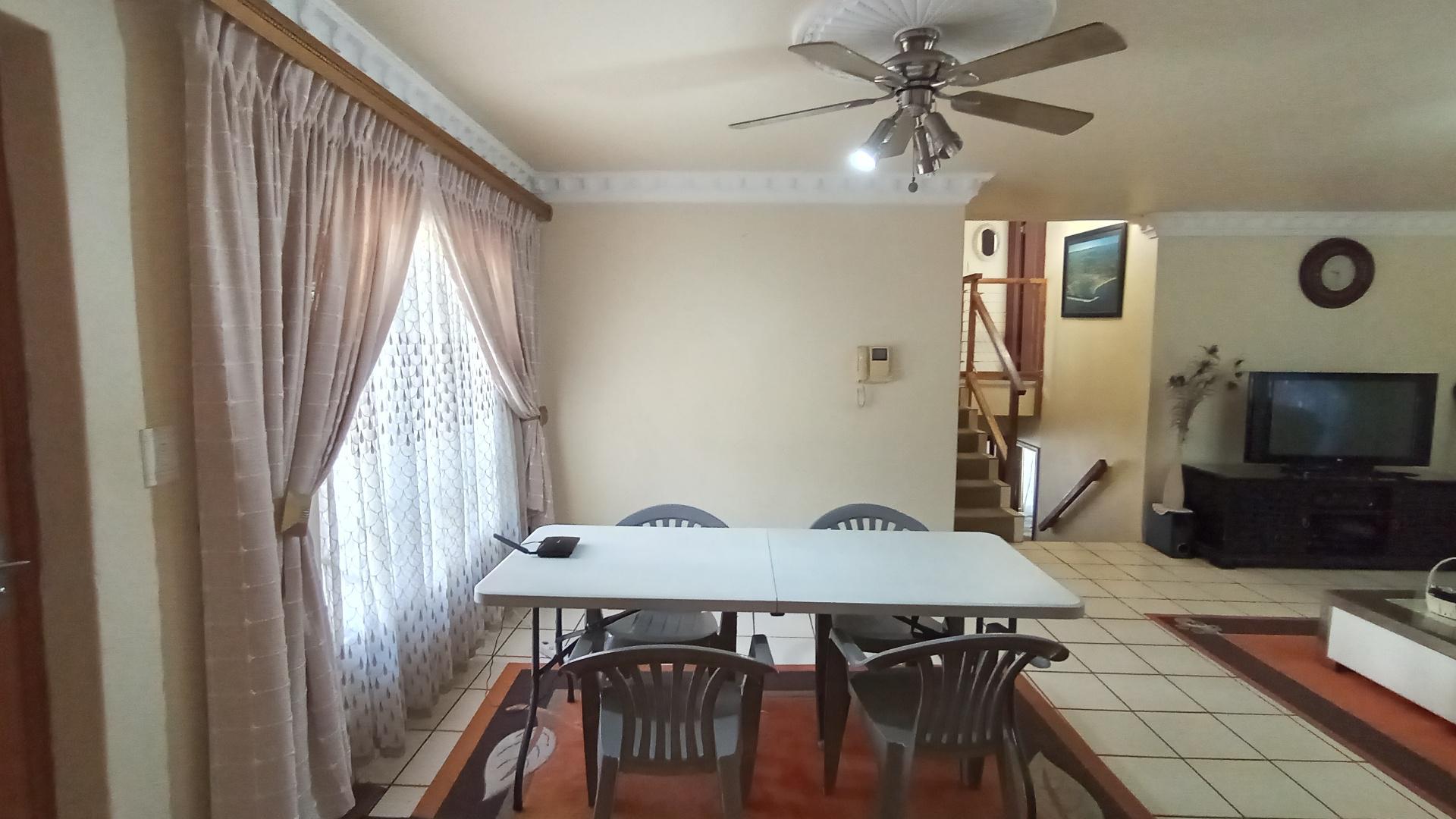 Dining Room - 12 square meters of property in Amanzimtoti 