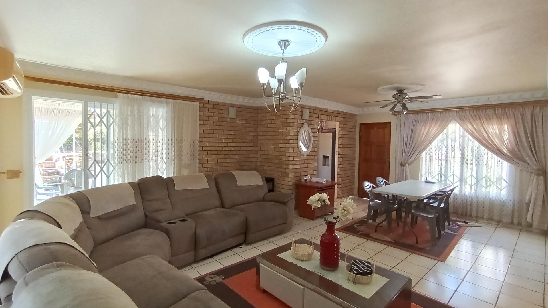 Lounges - 29 square meters of property in Amanzimtoti 