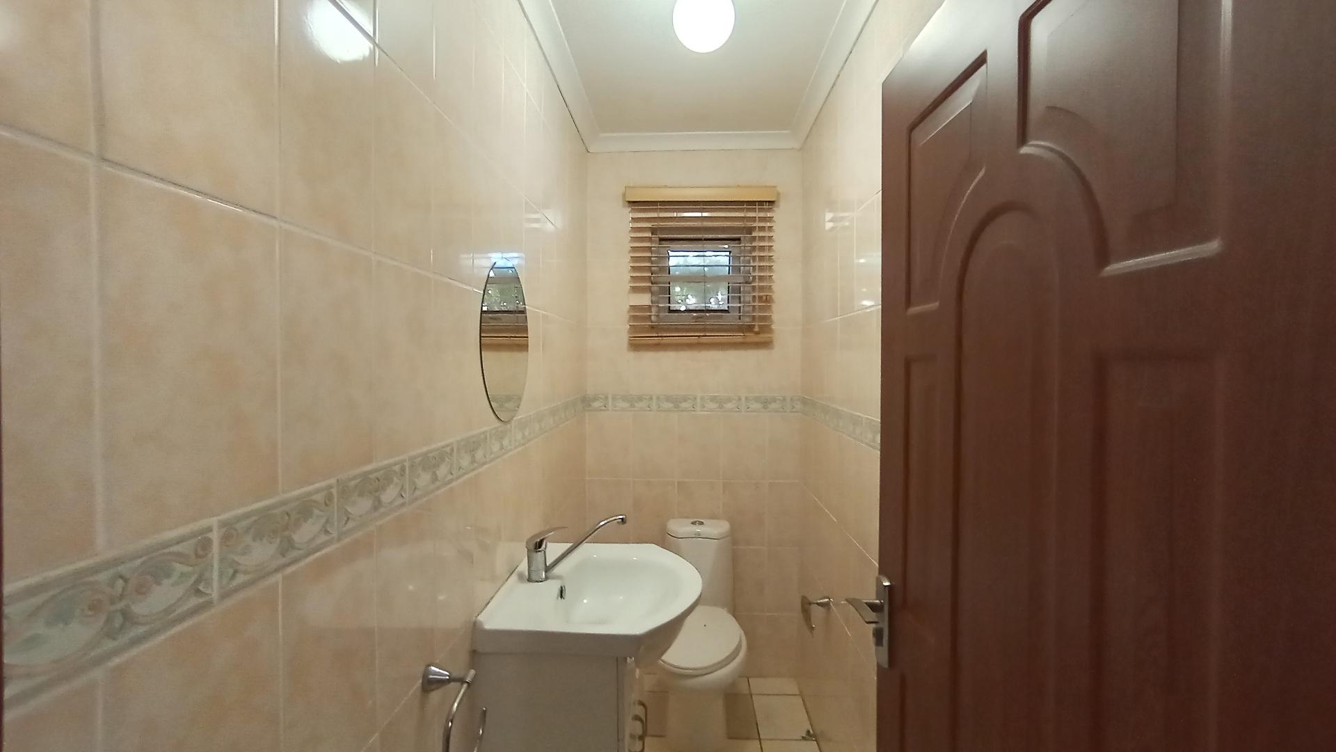 Guest Toilet - 3 square meters of property in Amanzimtoti 