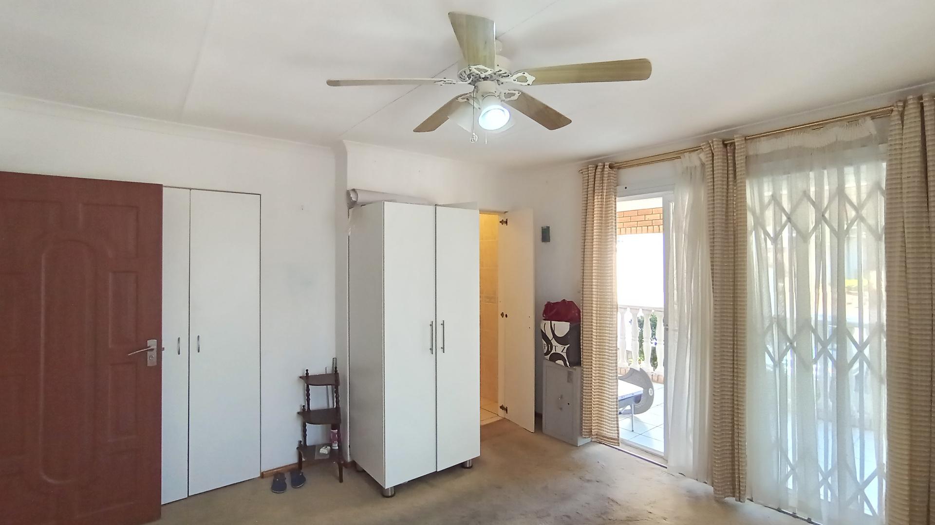 Bed Room 1 - 19 square meters of property in Amanzimtoti 