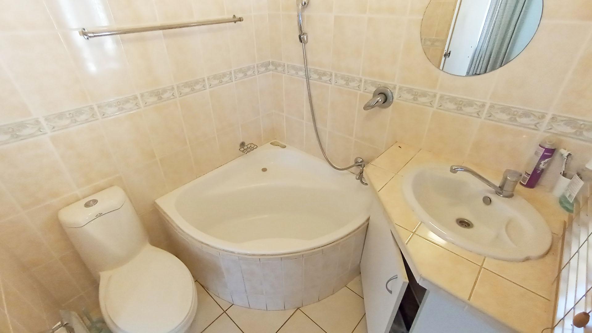 Bathroom 1 - 4 square meters of property in Amanzimtoti 