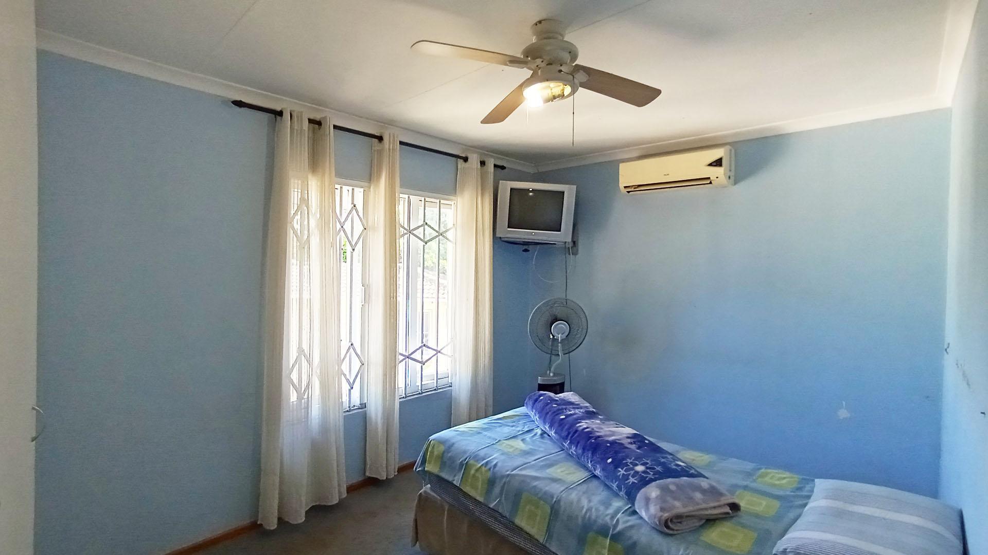Bed Room 2 - 14 square meters of property in Amanzimtoti 