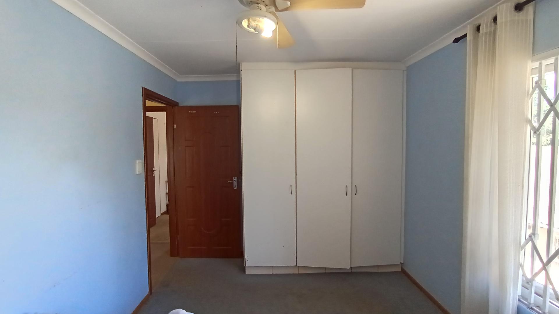 Bed Room 2 - 14 square meters of property in Amanzimtoti 