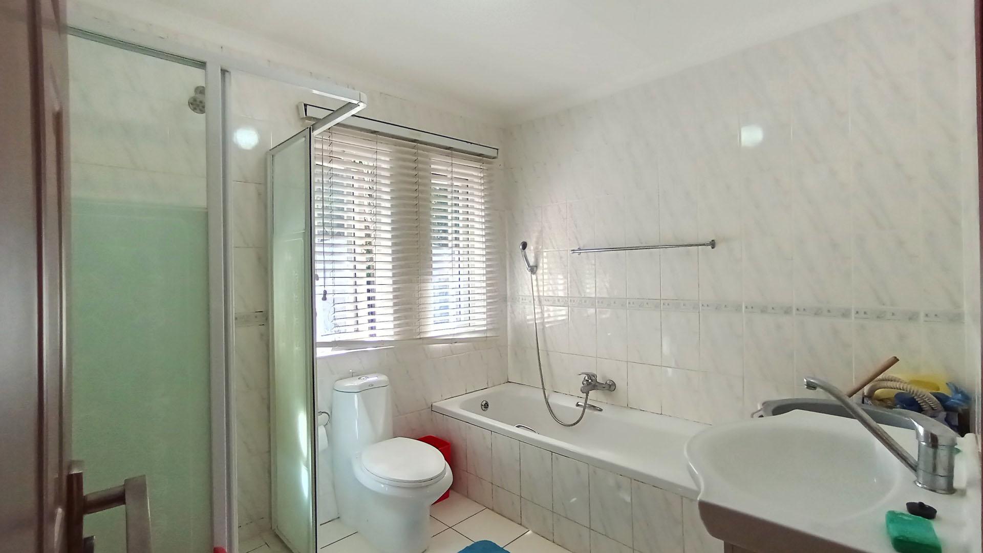 Bathroom 2 - 7 square meters of property in Amanzimtoti 