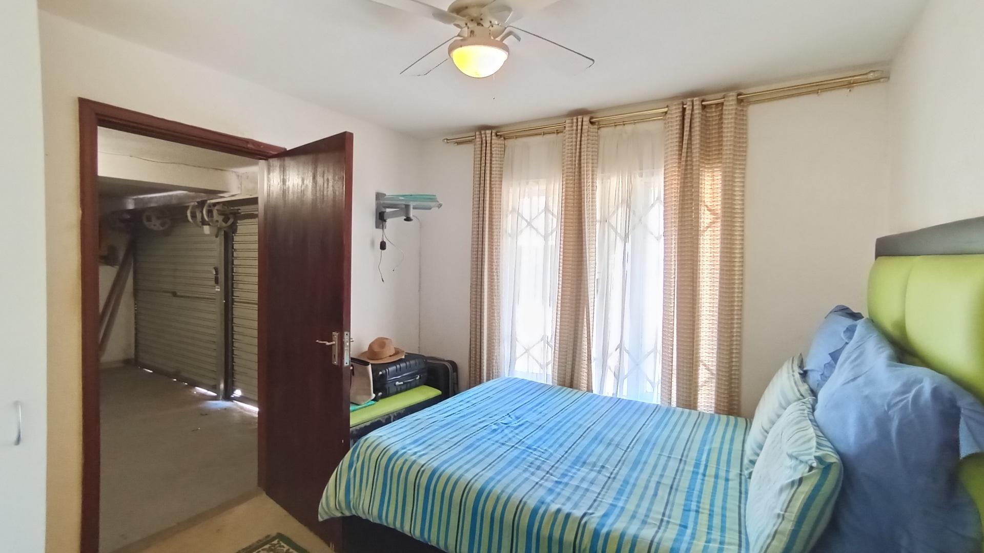 Bed Room 3 - 12 square meters of property in Amanzimtoti 