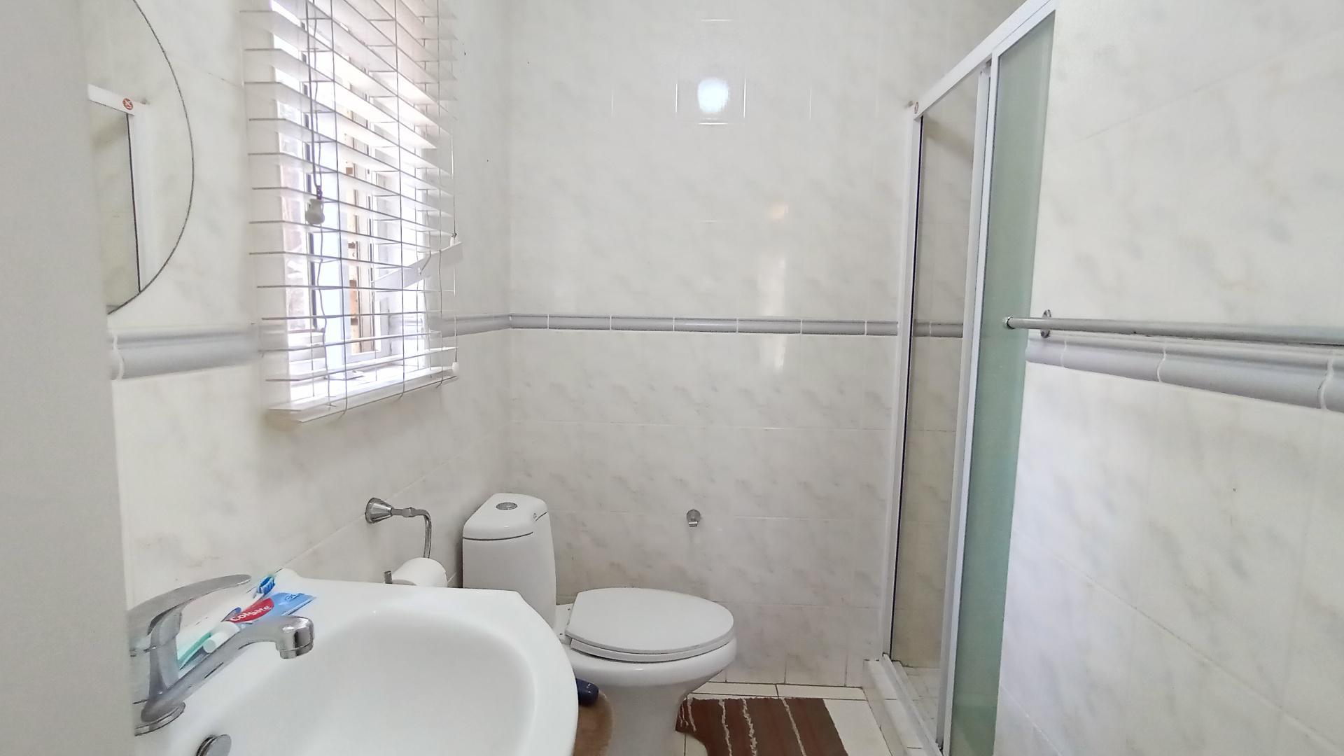 Bathroom 3+ - 8 square meters of property in Amanzimtoti 