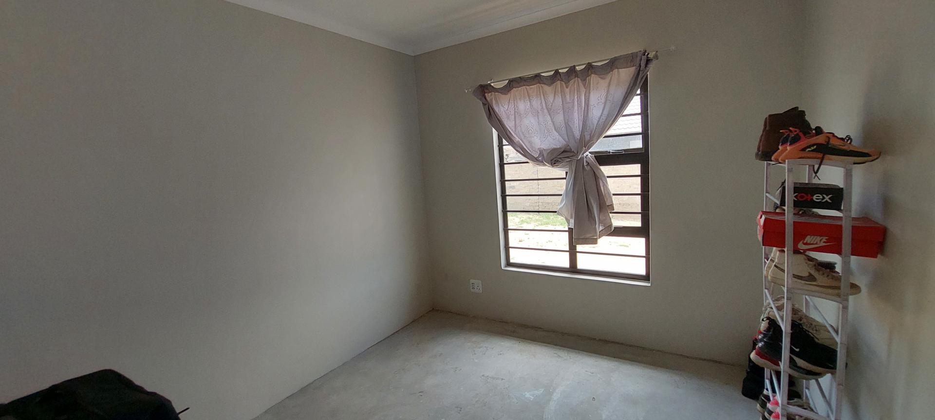 Bed Room 1 of property in Tirong 