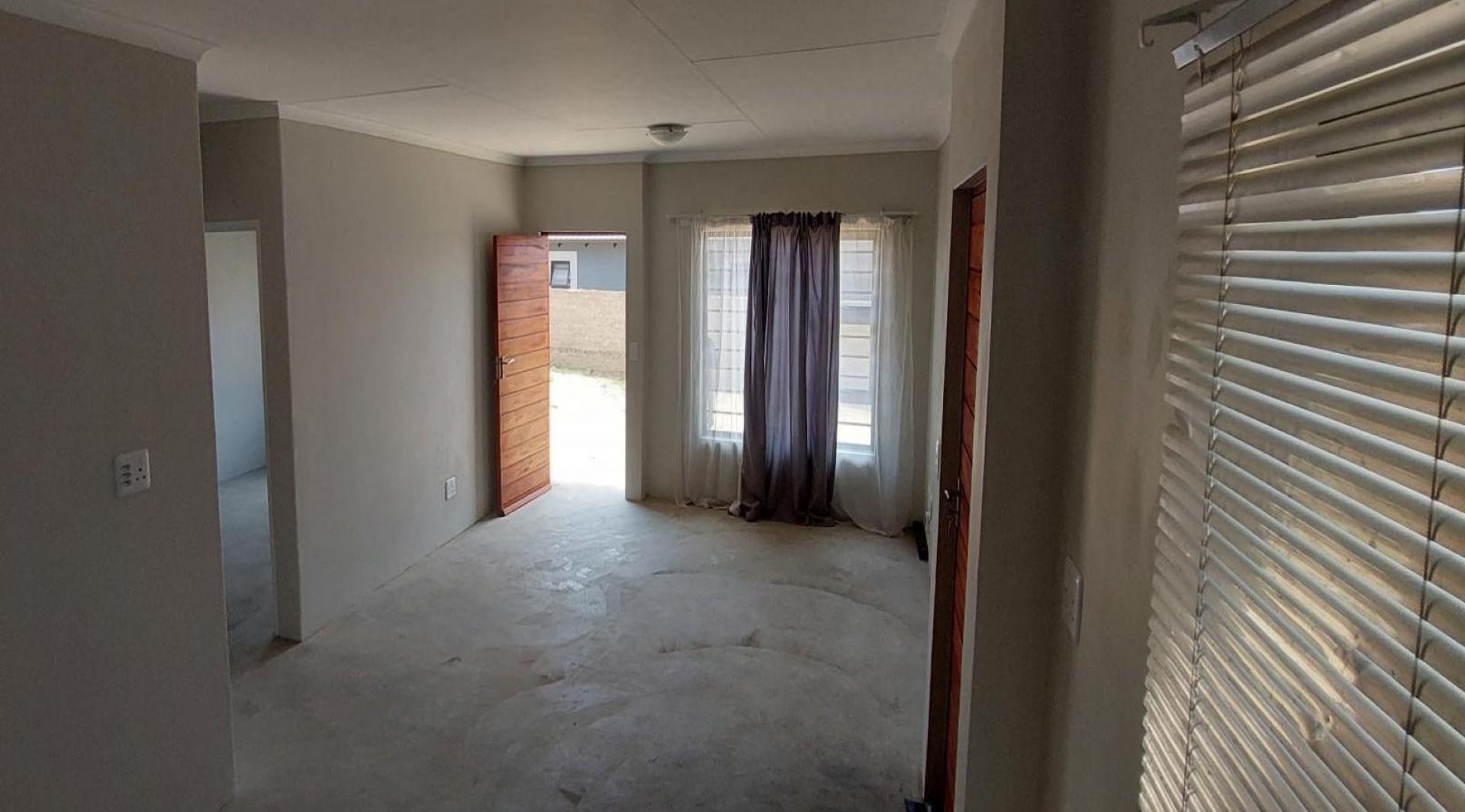 Lounges - 18 square meters of property in Tirong 