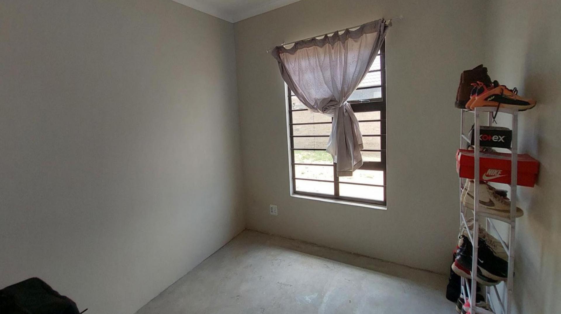 Bed Room 1 - 12 square meters of property in Tirong 