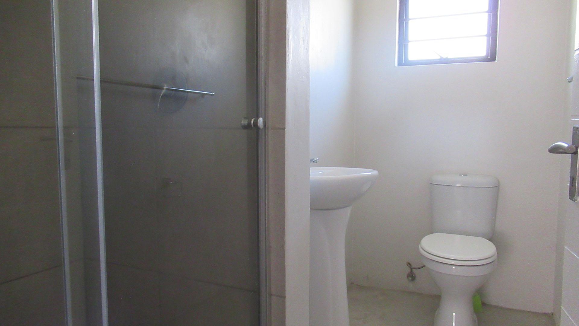 Main Bathroom - 6 square meters of property in Tirong 