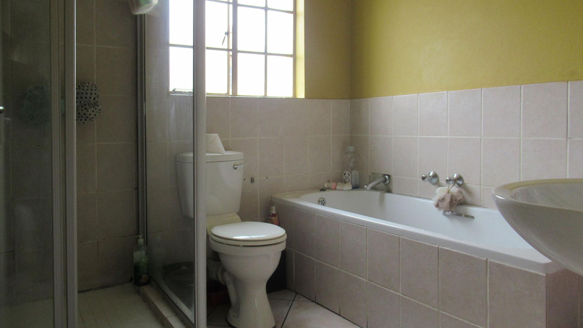 Bathroom 1 - 6 square meters of property in Elandsfontein