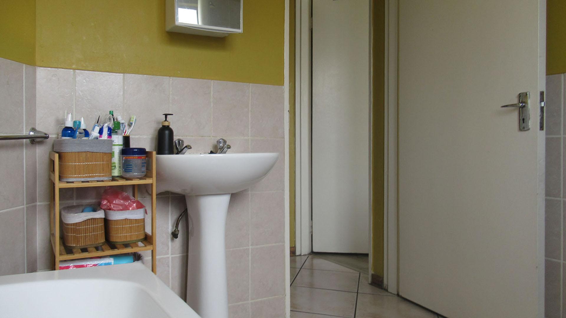 Bathroom 1 - 6 square meters of property in Elandsfontein