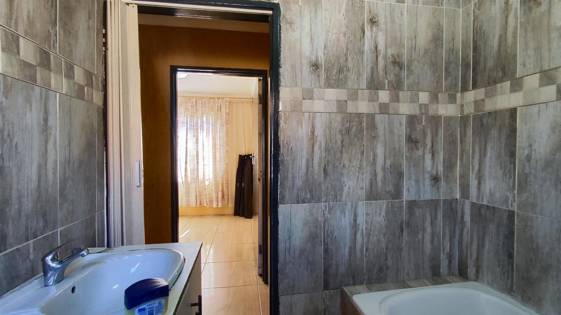 Bathroom 1 - 5 square meters of property in Mayfield