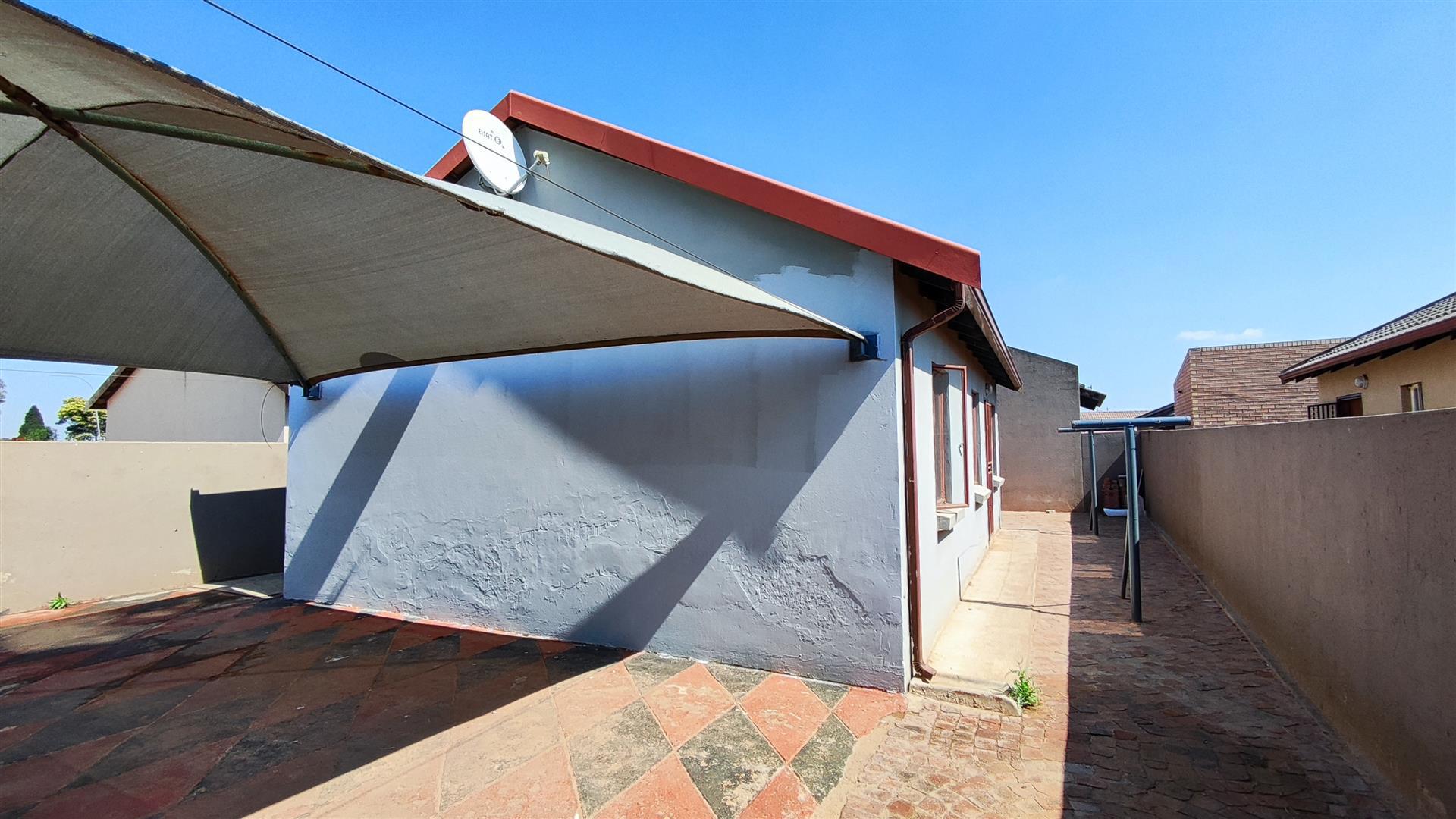 Front View of property in Mayfield